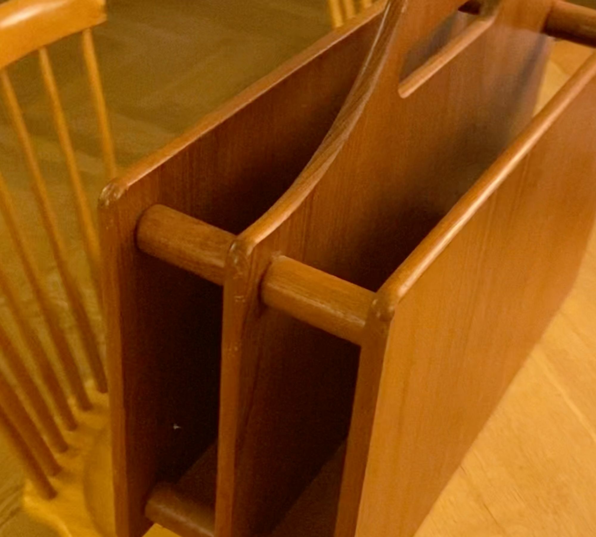 Mid-Century Zeitungsständer aus Holz 4