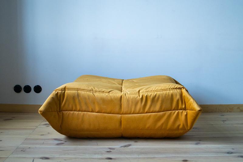 Togo Sessel und Ottoman Set Samt Goldgelb 4