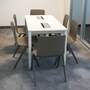 Quadratischer Konferenztisch mit Elektroanschlüssen 1