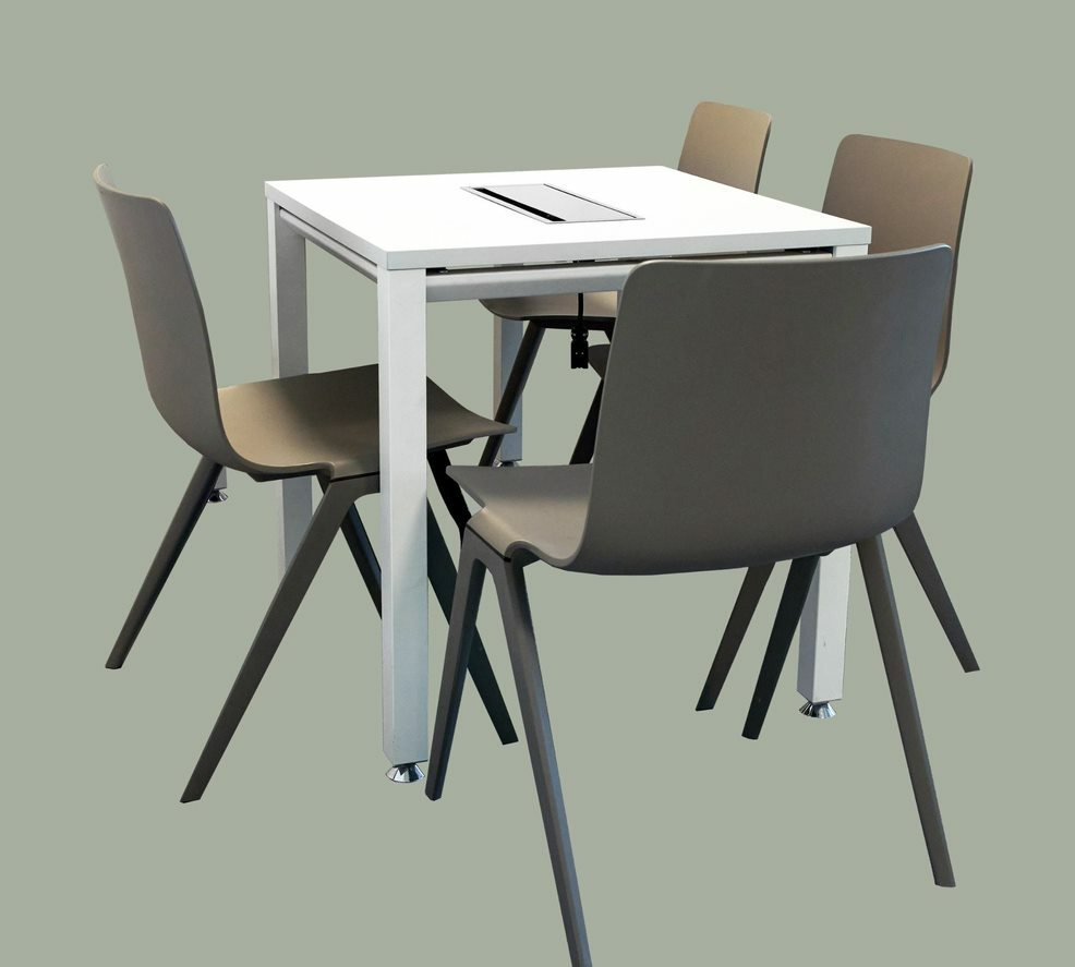 Quadratischer Konferenztisch mit Elektroanschlüssen 0