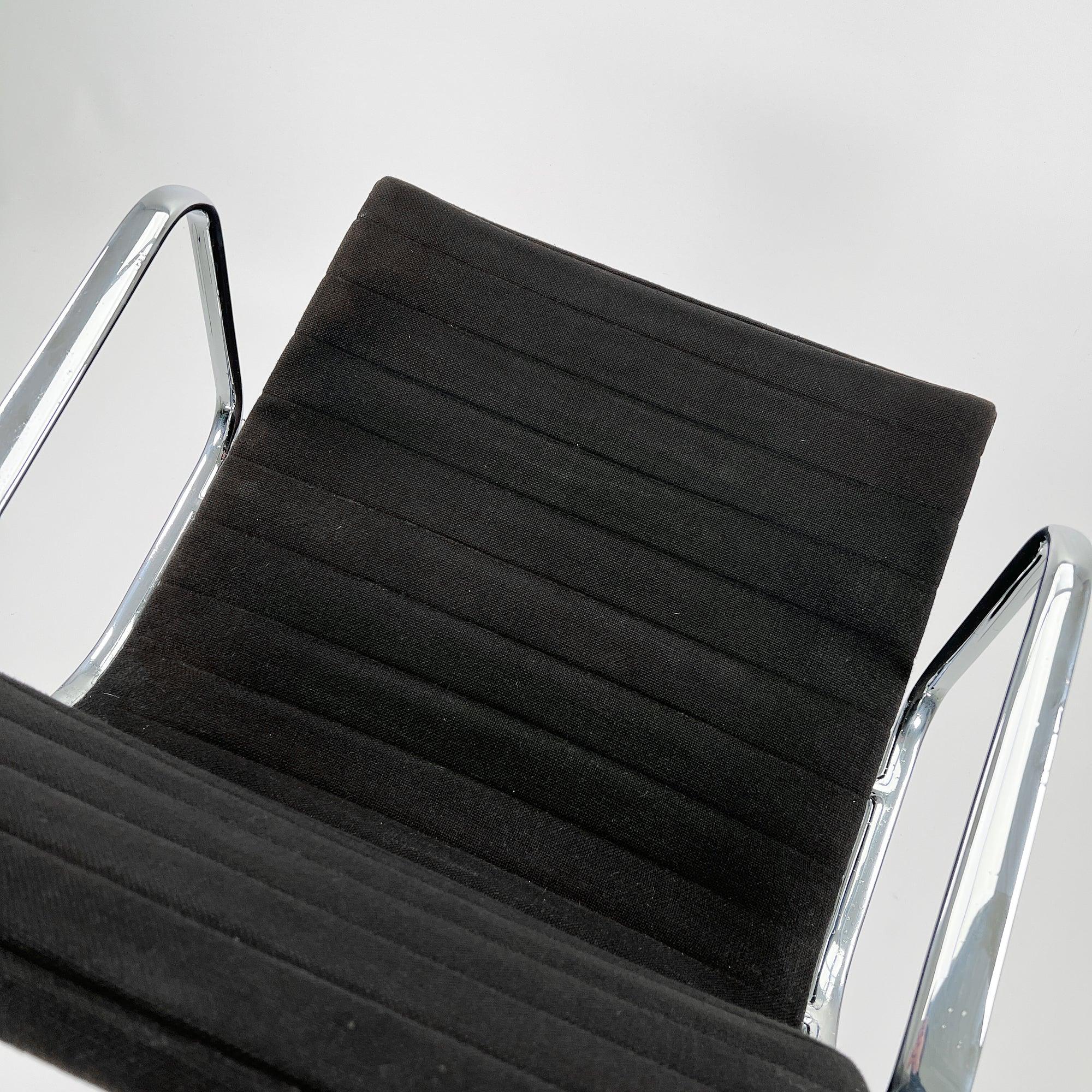 EA107 Chair Chrom Hopsack Schwarz von Vitra 4