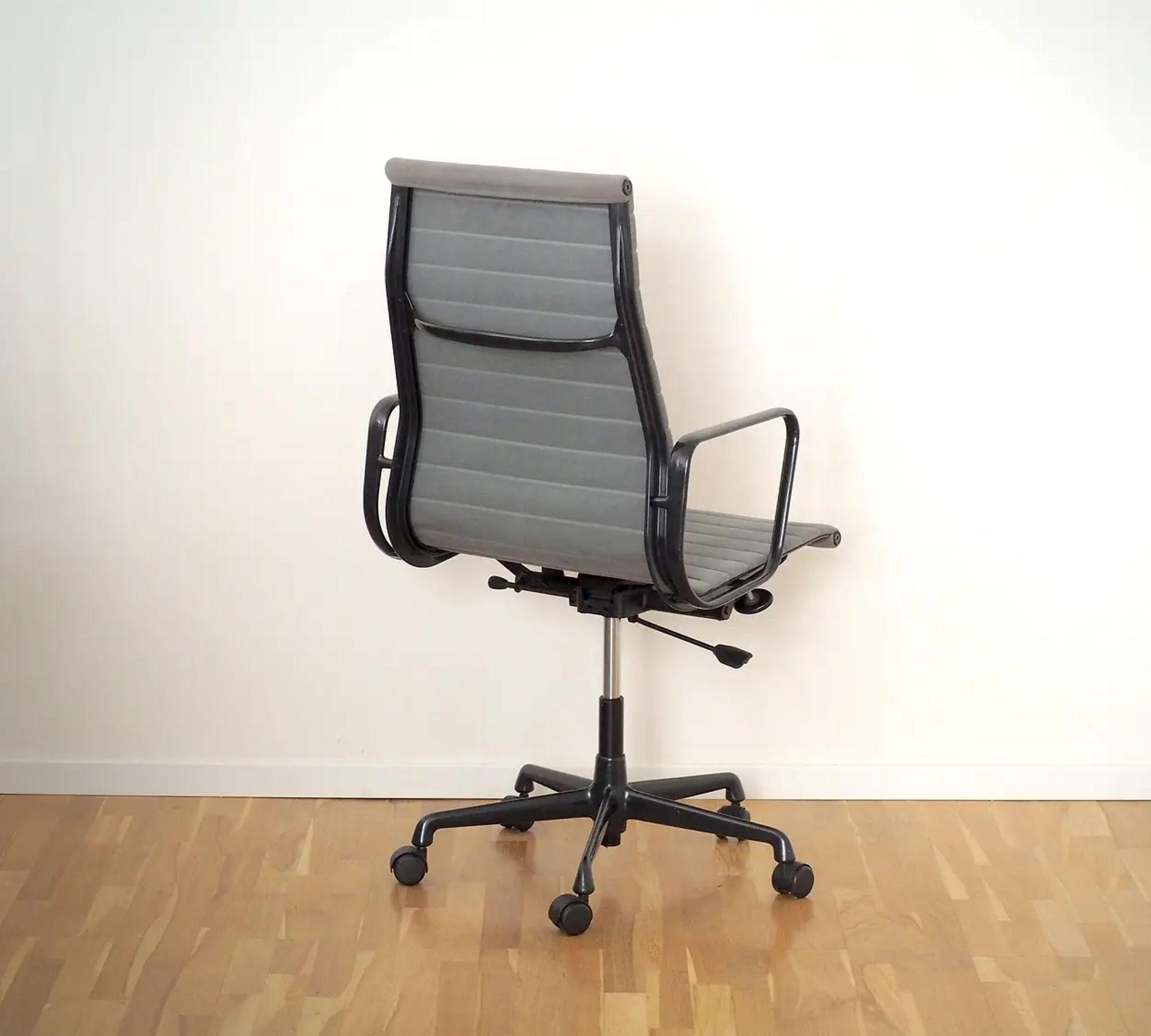 EA 119 Aluminium Chair Cosy Grey 3