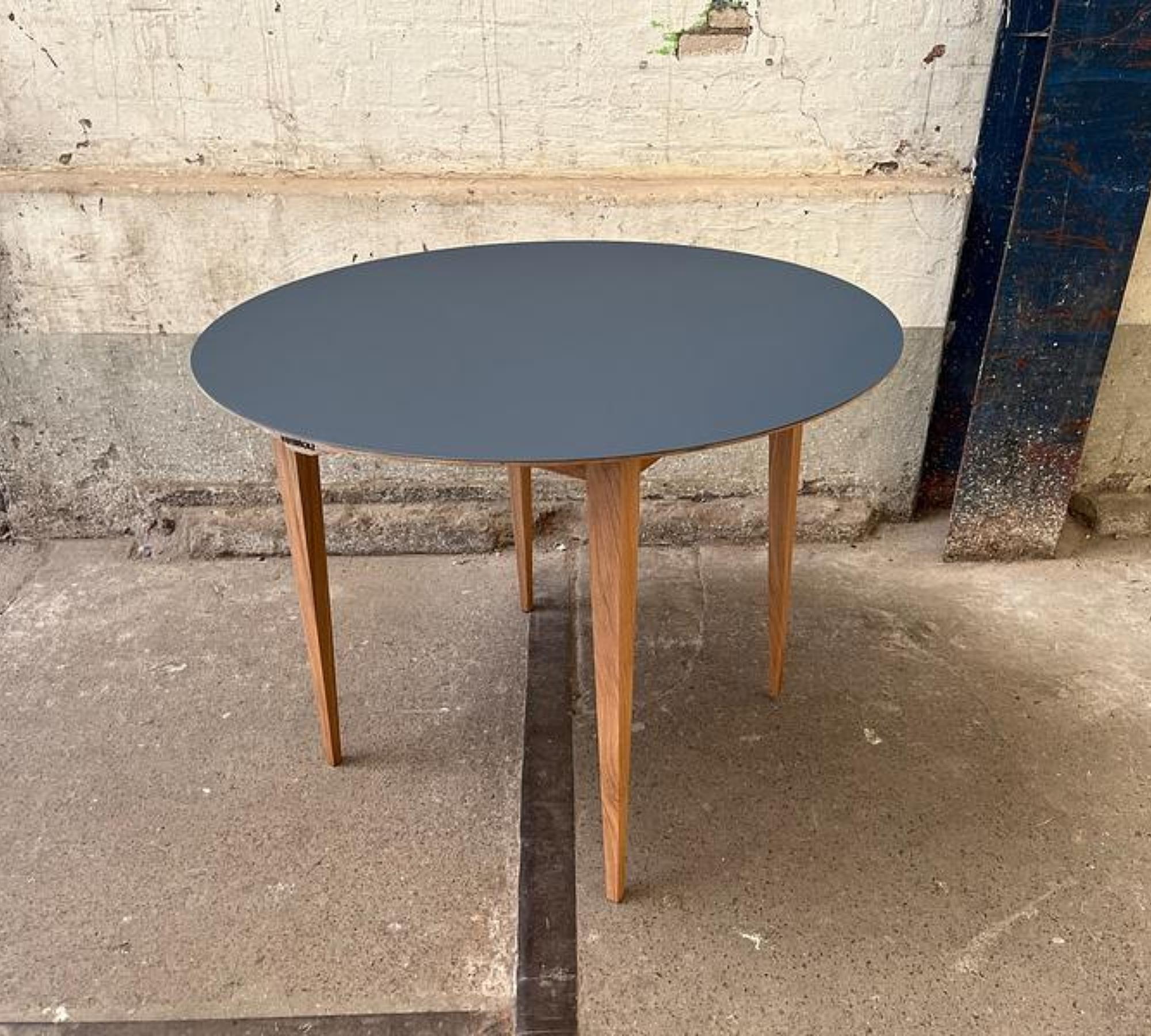Beluga Tisch Linoleum Smokey Blue Ø 100cm 1