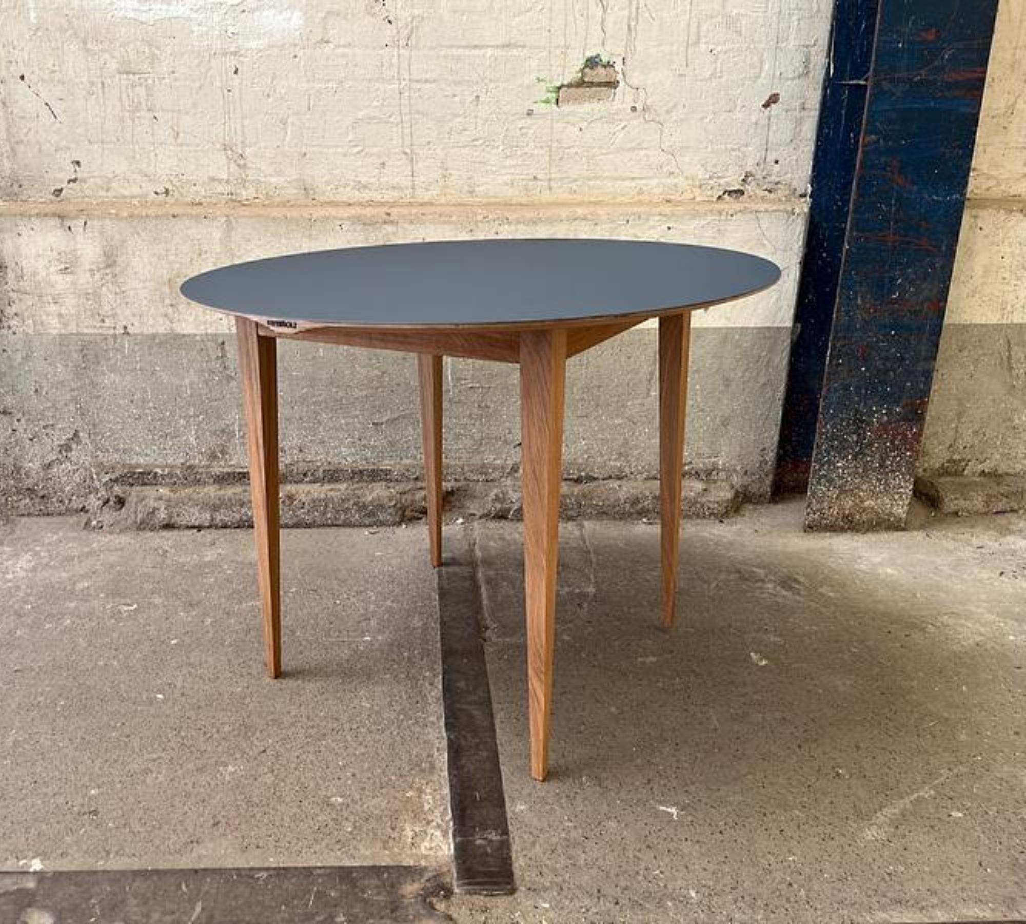 Beluga Tisch Linoleum Smokey Blue Ø 100cm 2