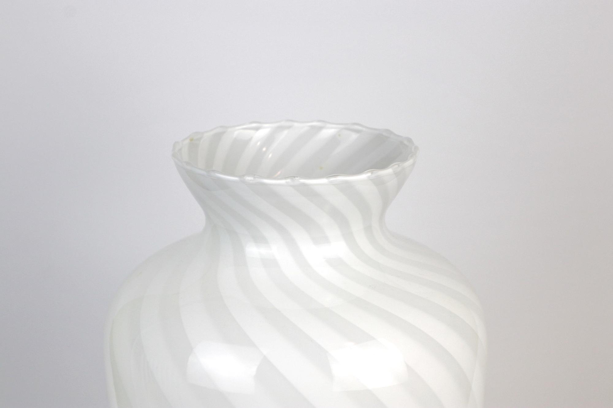 Vintage Swirl Vase Muranoglas Weiß 1950er Jahre 5