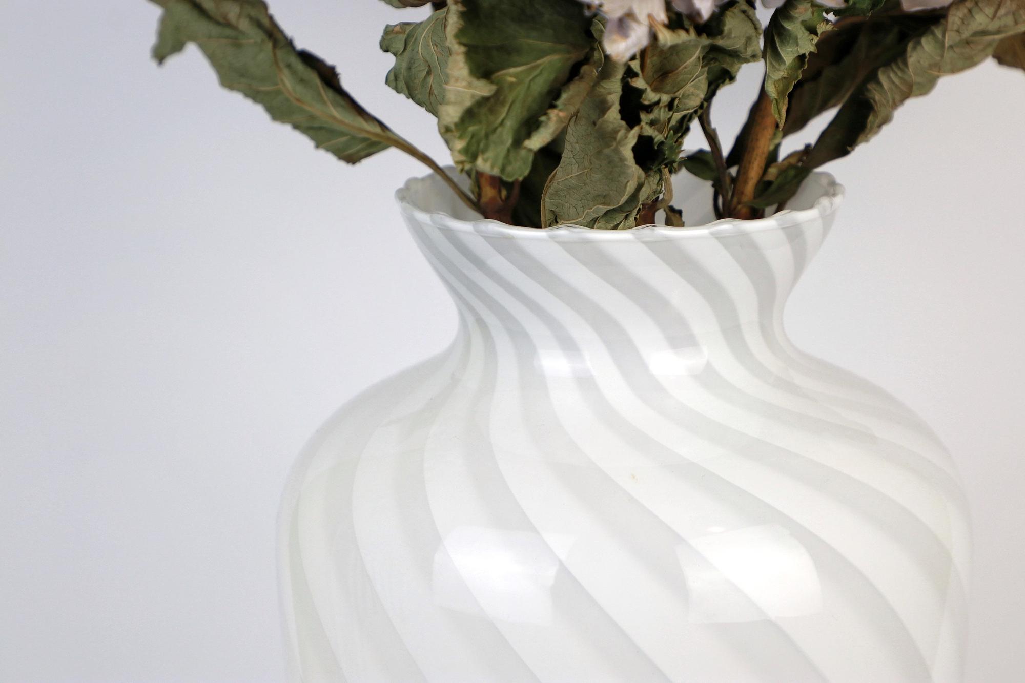 Vintage Swirl Vase Muranoglas Weiß 1950er Jahre 7