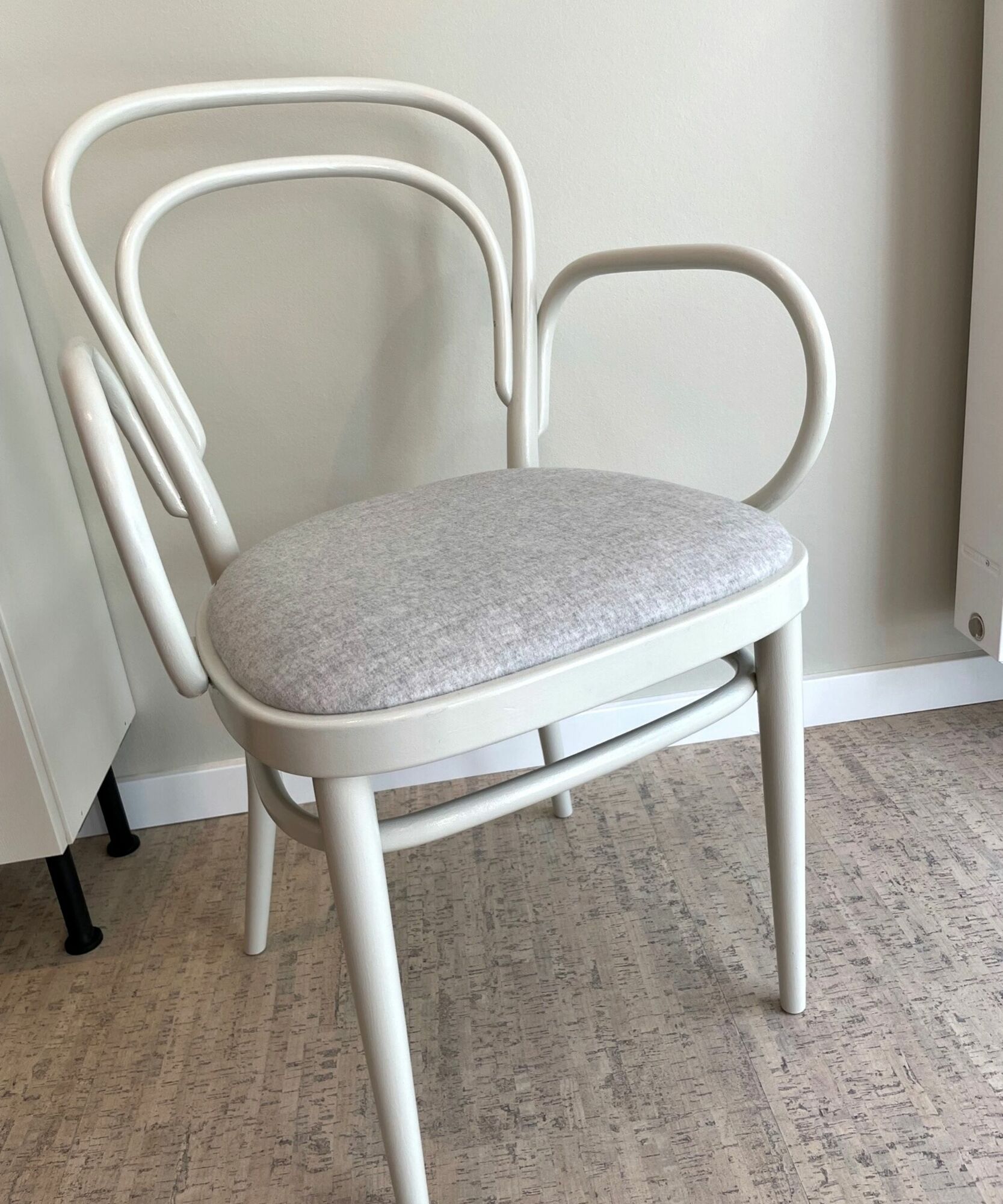Aufgearbeiteter Thonet Stuhl 214 F helles Beige 1