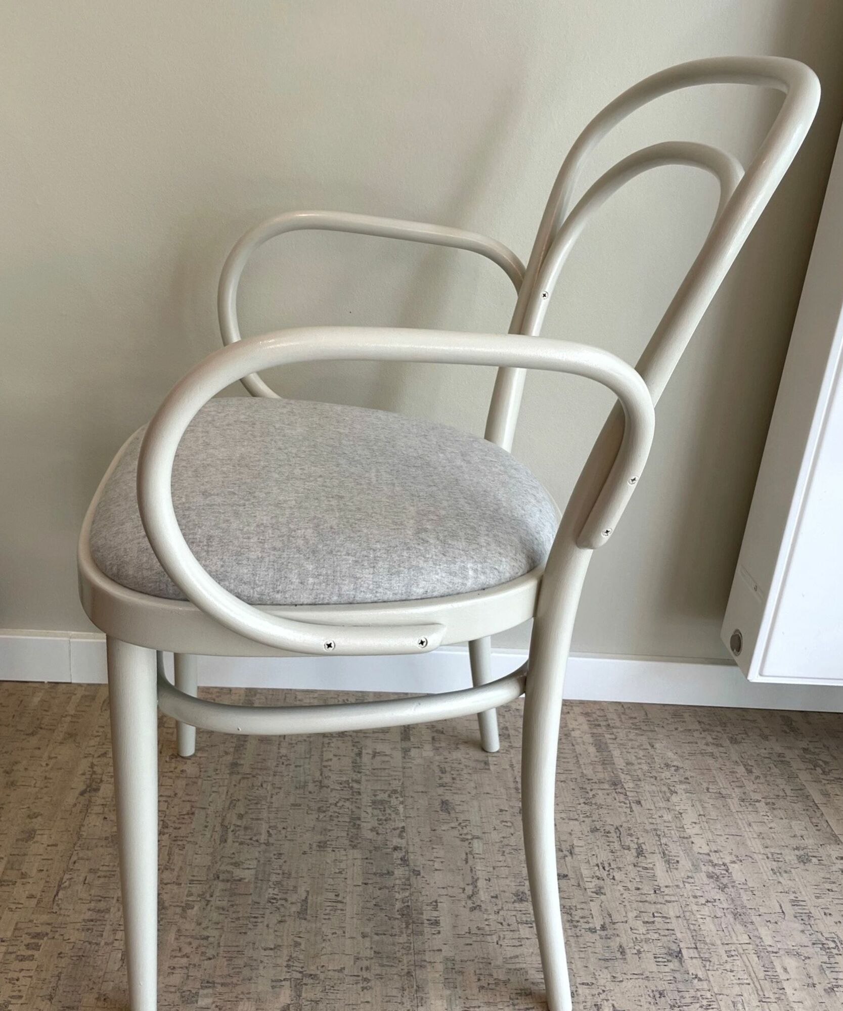 Aufgearbeiteter Thonet Stuhl 214 F helles Beige 2