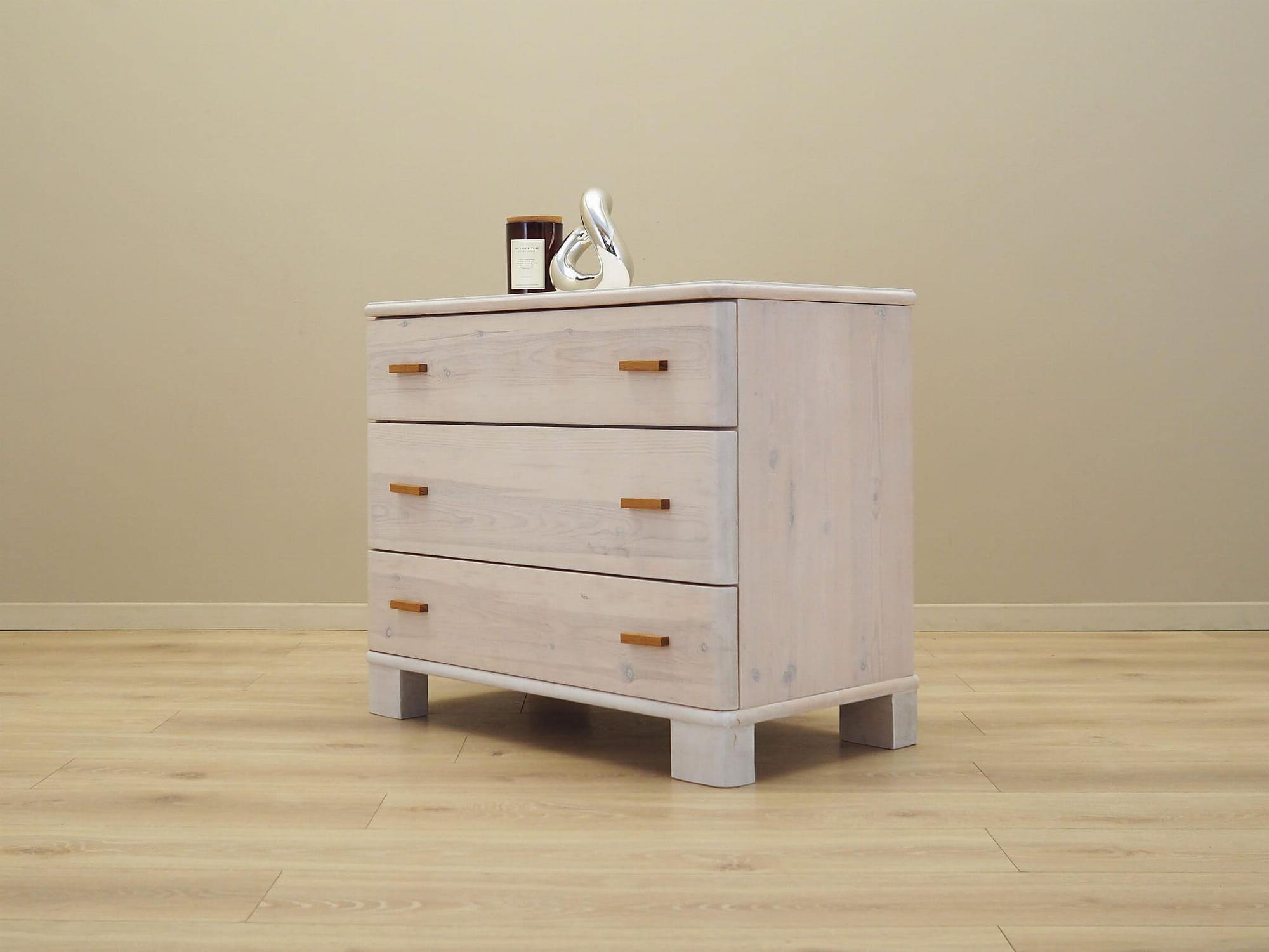 Chest of drawers
Pine wood
1960s 2