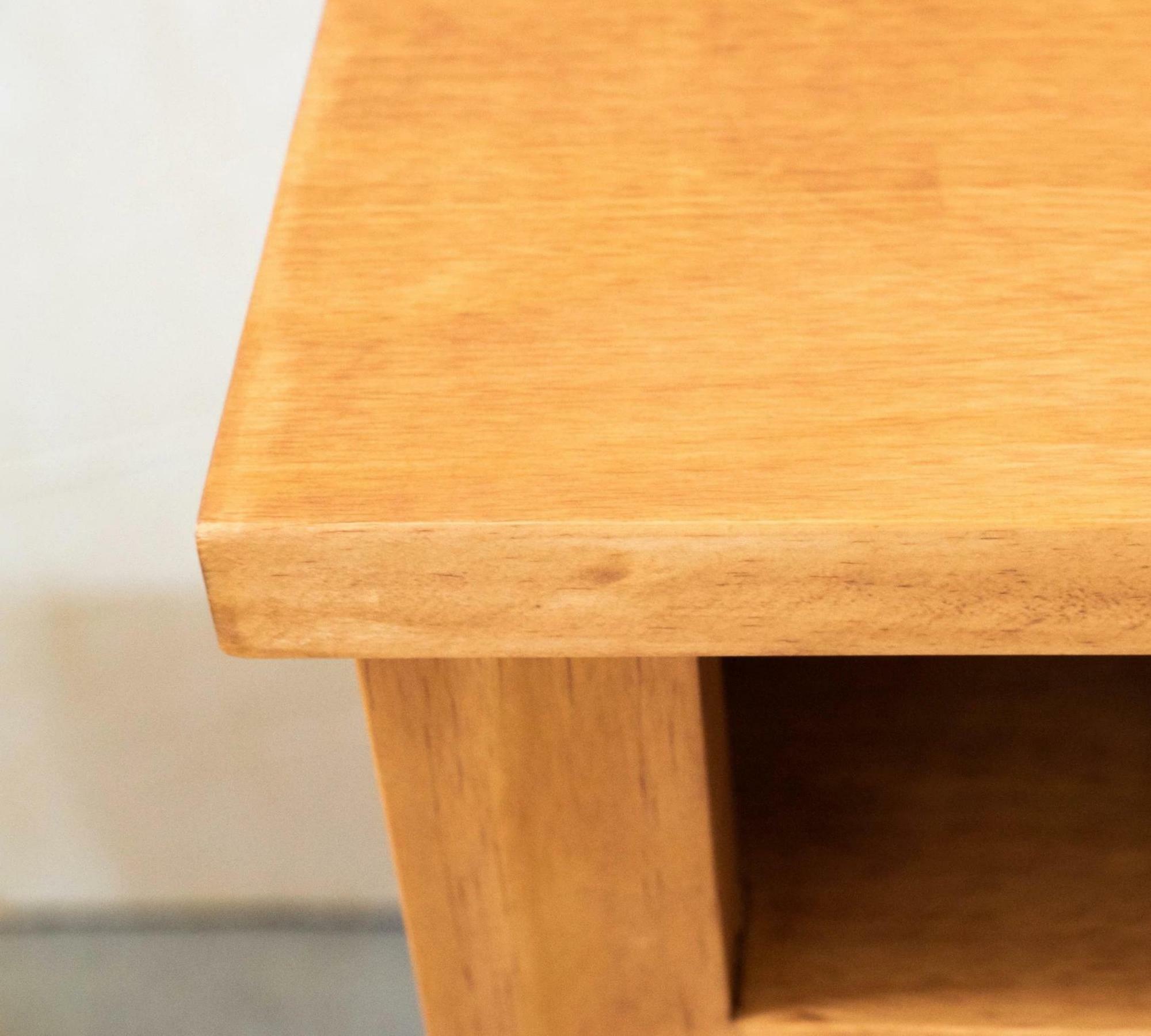 Handgefertigter Schreibtisch aus Kiefernholz 4