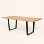 Robuster Esstisch mit Eichenholzplatte, Metallgestell 0
