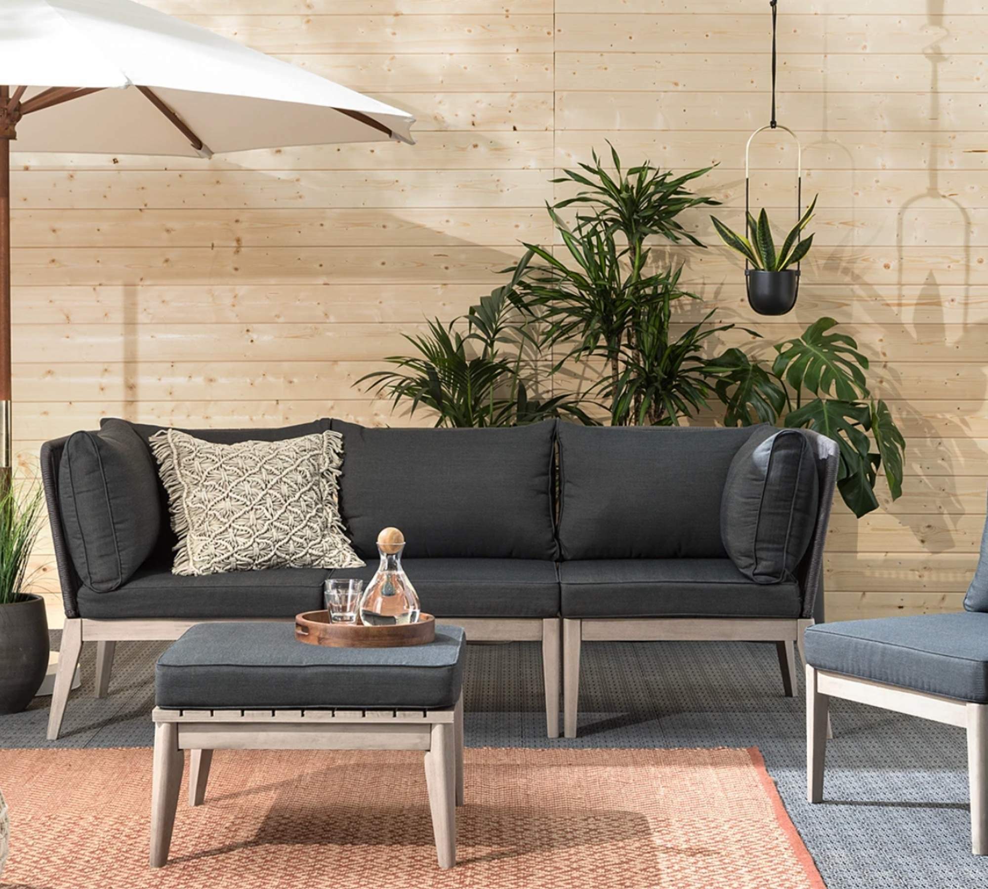 Indoor-Outdoor Loungehocker aus Akazienholz, Sitzkissen Grau 0