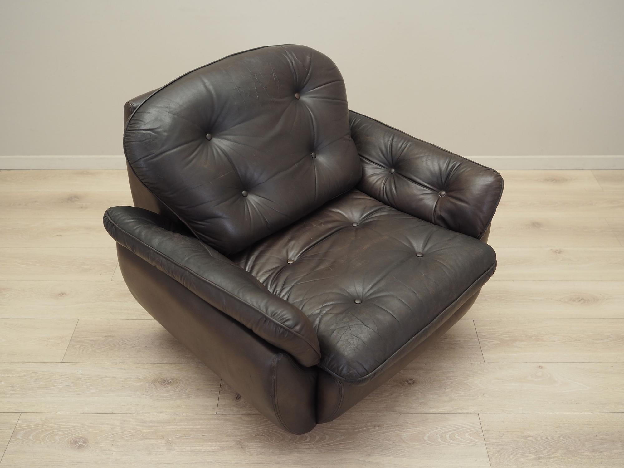 Poltrona con rotelle in pelle marrone anni '70 9