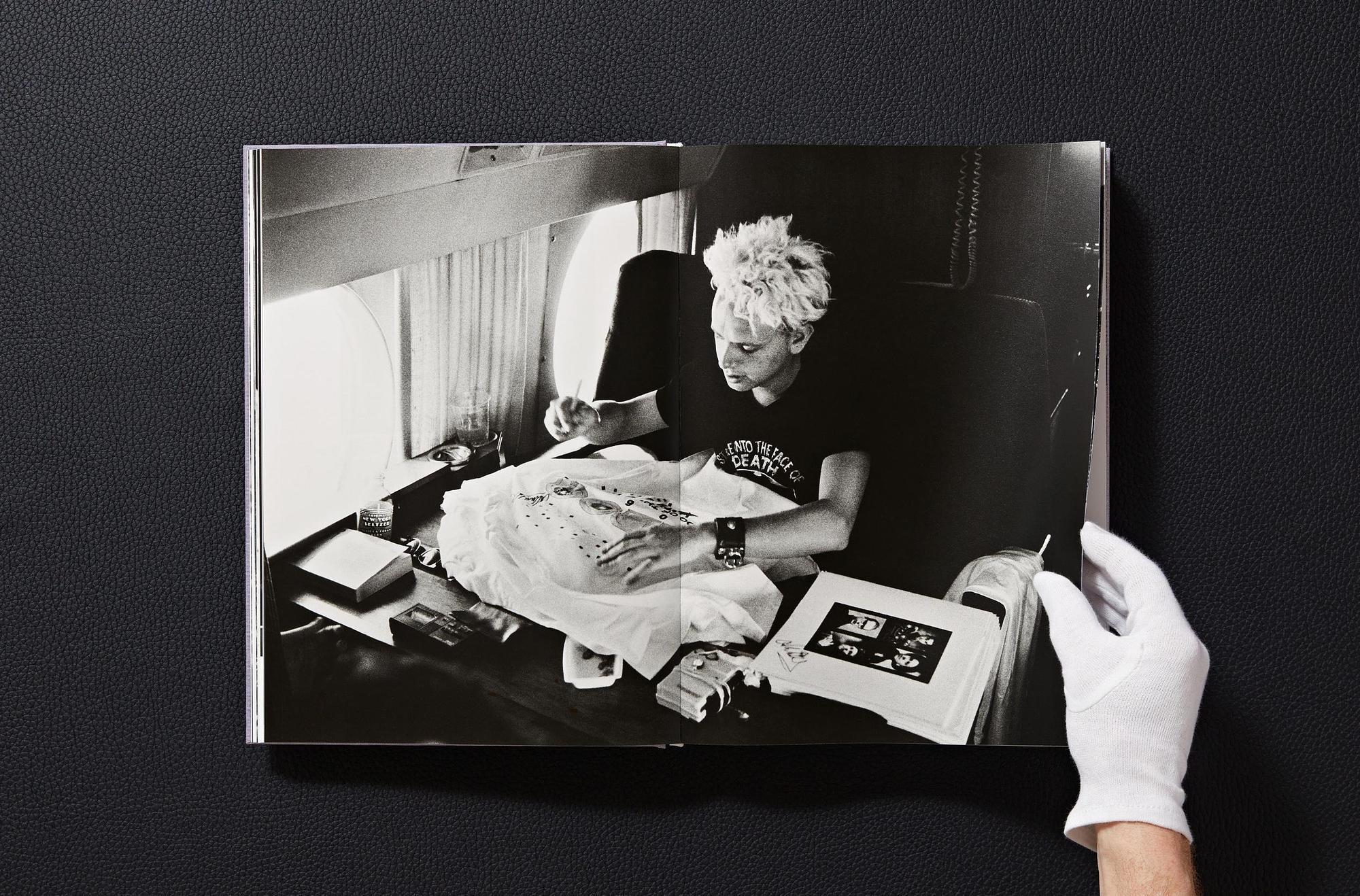 Depeche Mode by Anton Corbijn Multilingual 9