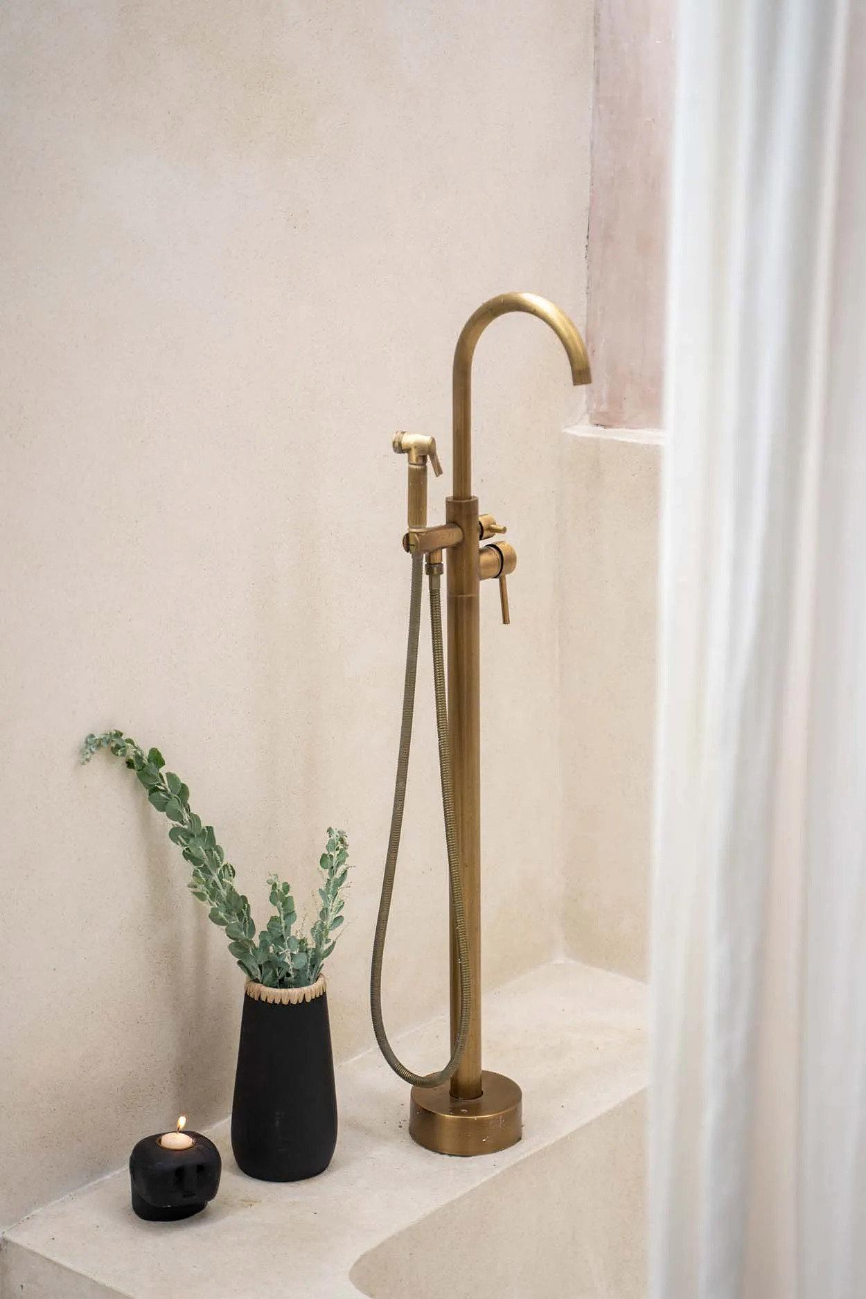 Sneaky Vase Black 3