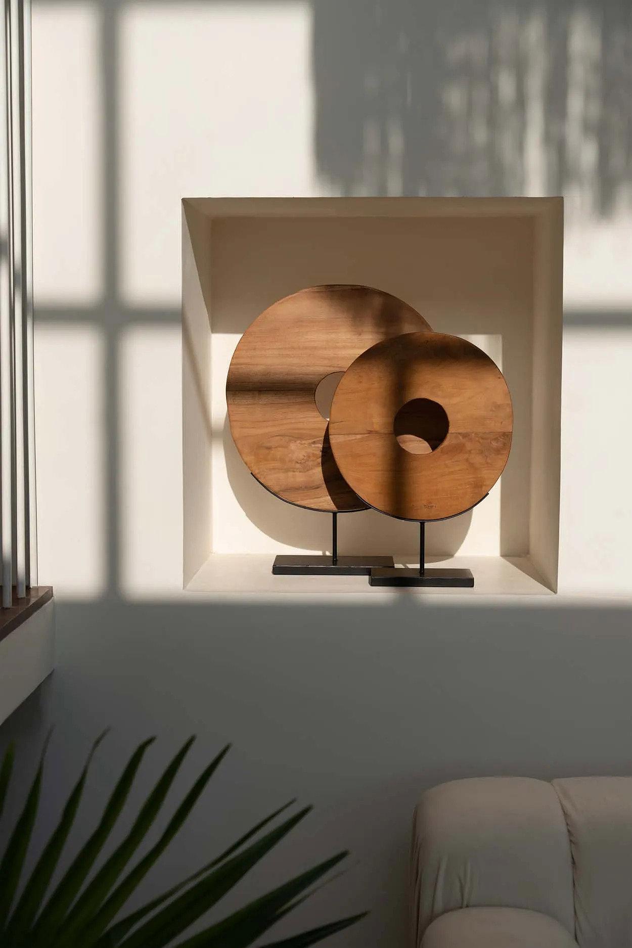 Plate on stand Teak brown 1