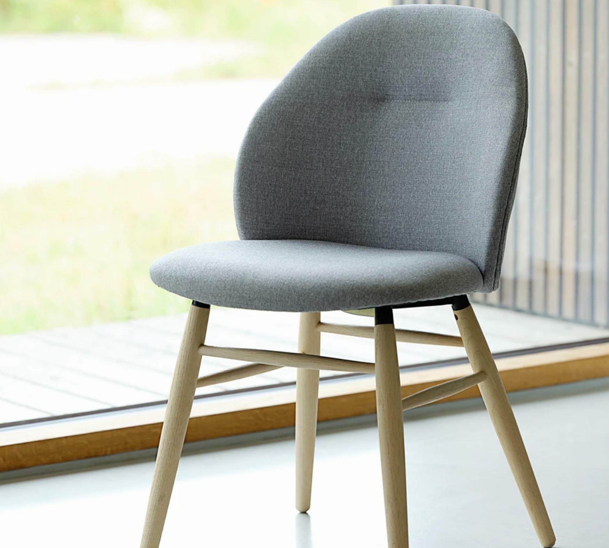 Upholstered chair with solid oak frame 7