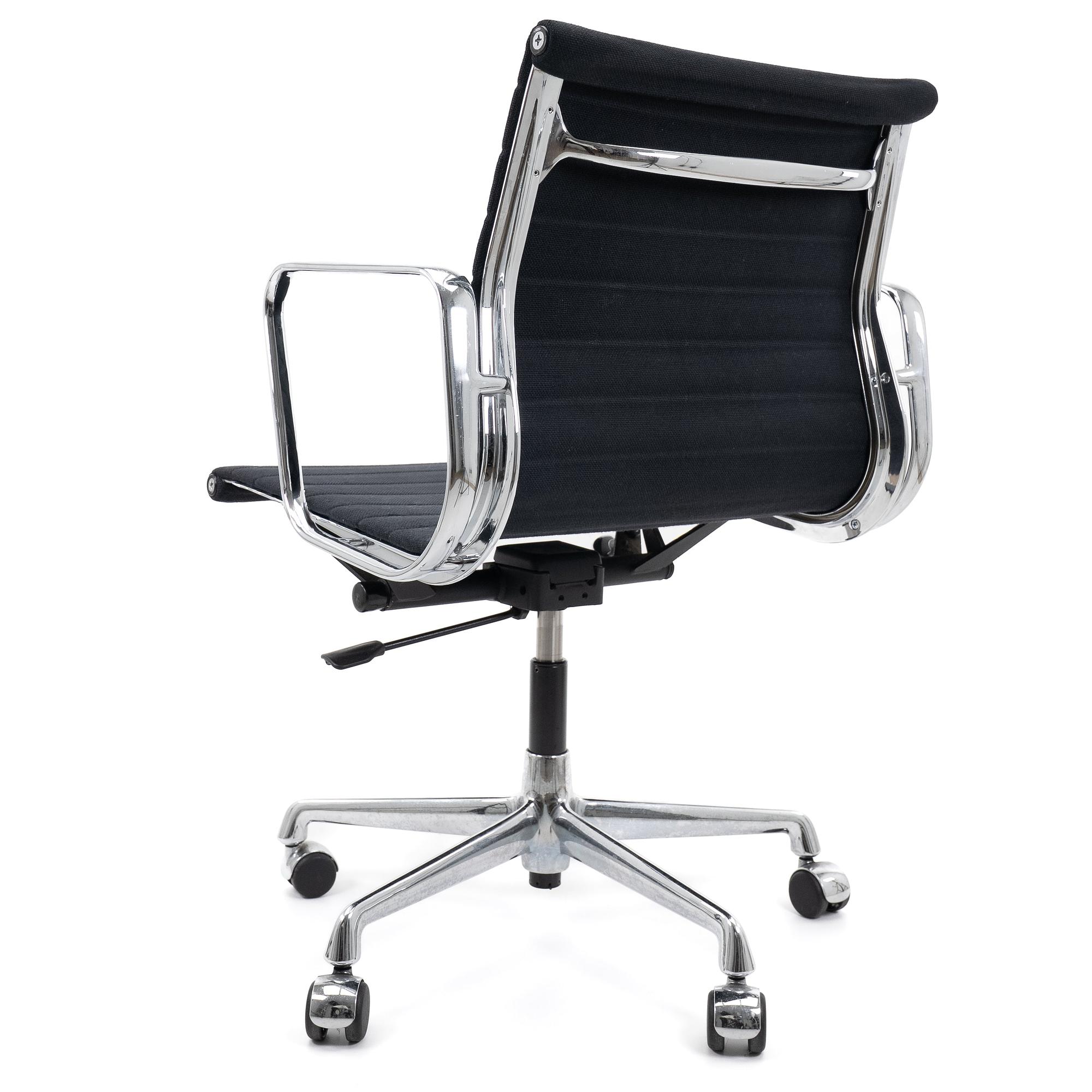 EA117 Office Chair Black by Vitra 2