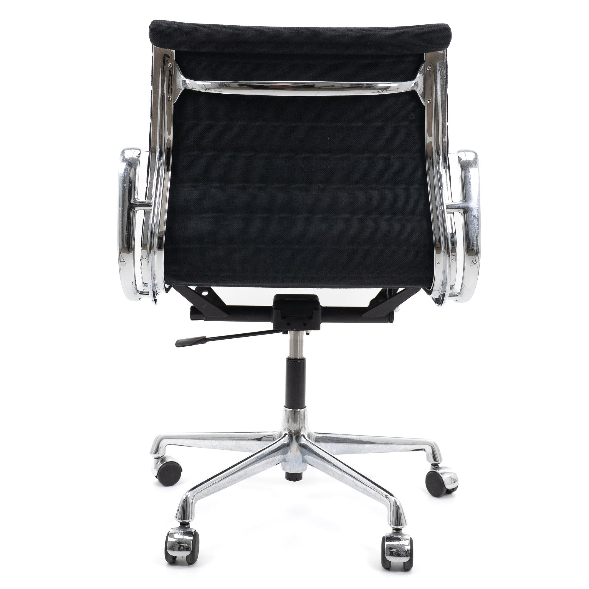 EA117 Office Chair Black by Vitra 3
