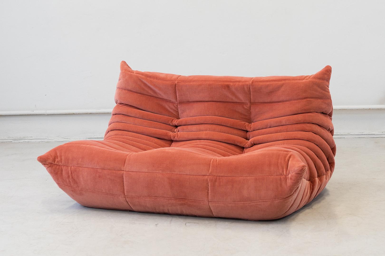 Togo 2-seater sofa cord coral 2