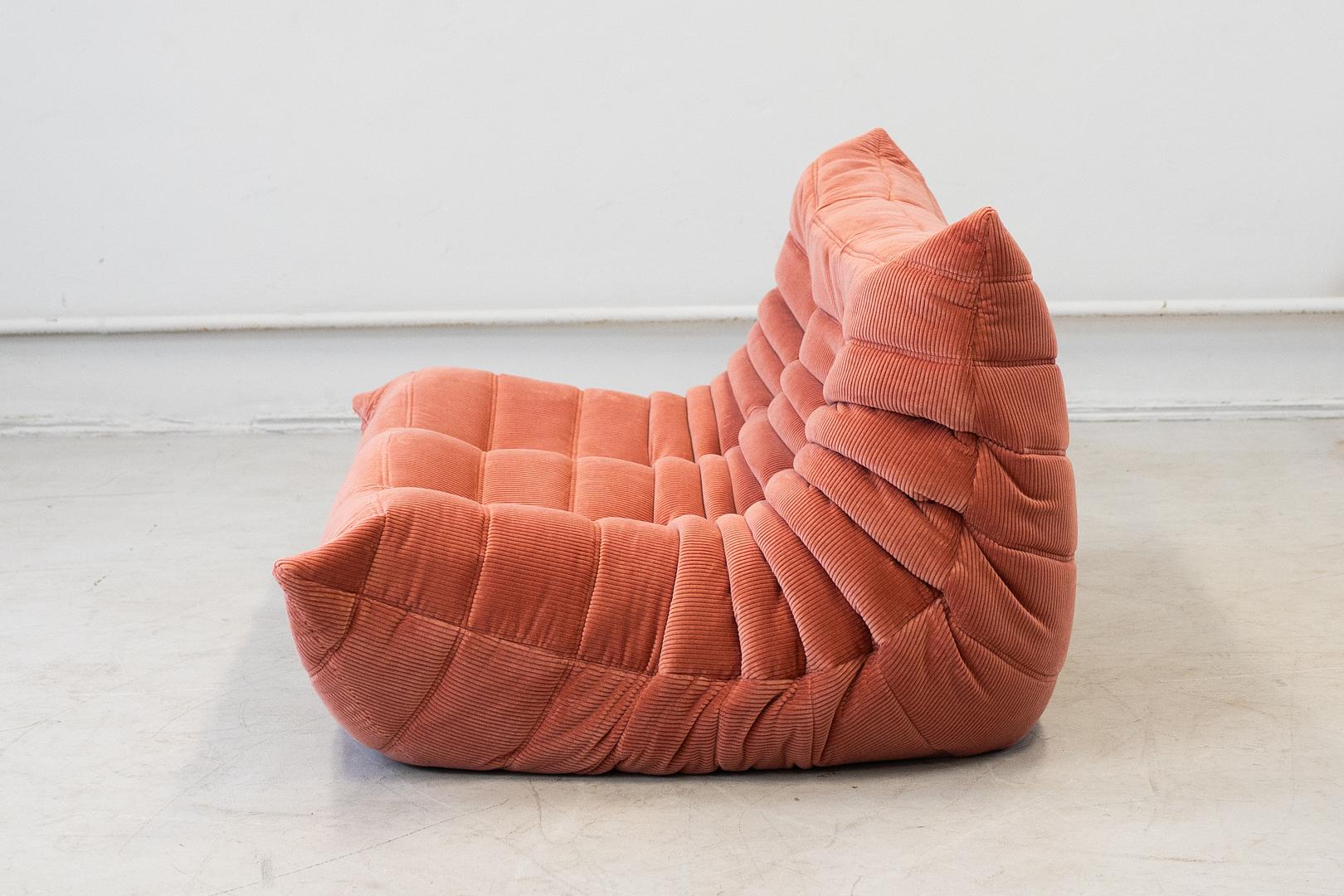 Togo 2-seater sofa cord coral 3