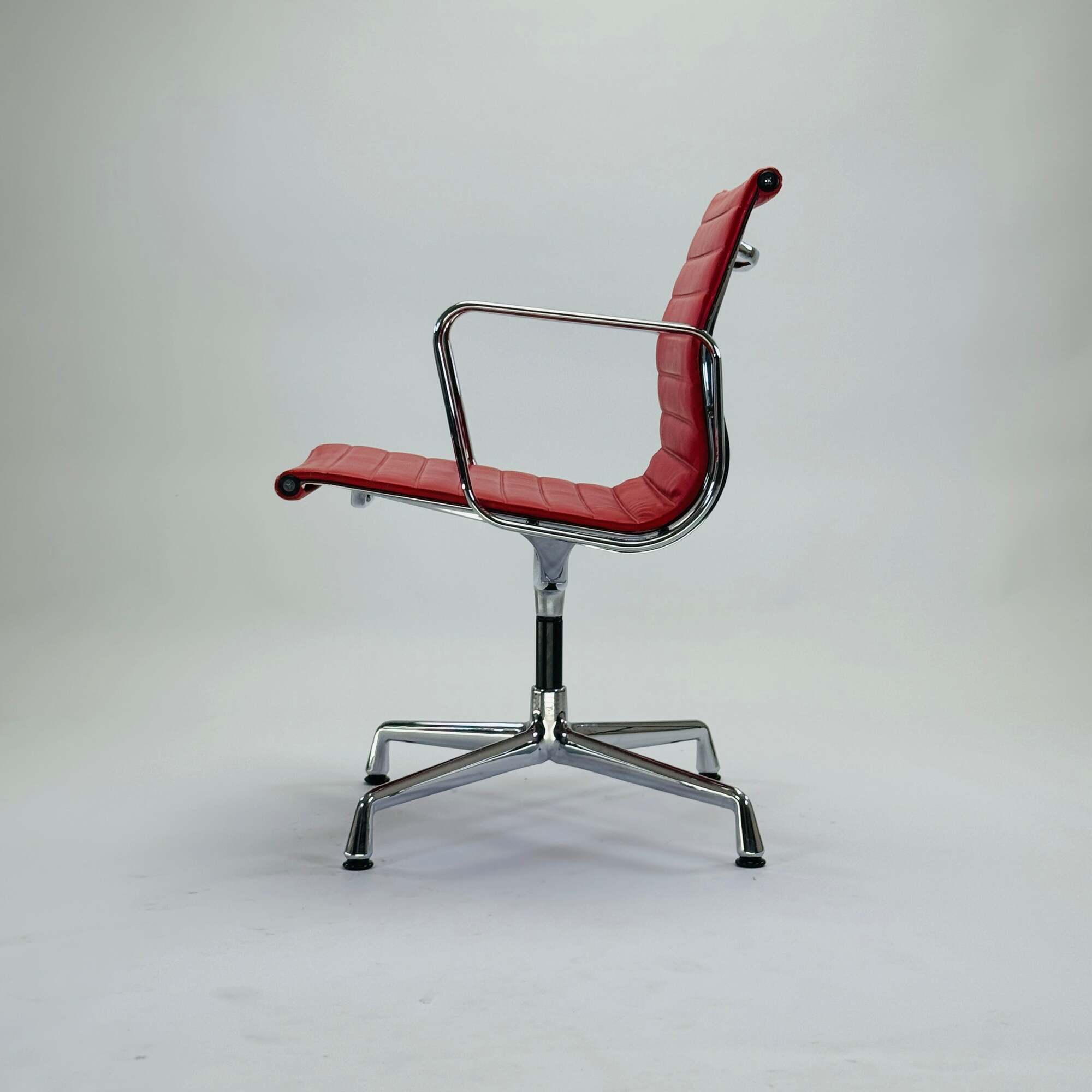 Eames EA 108 Aluminium Chair Leder Rot 1