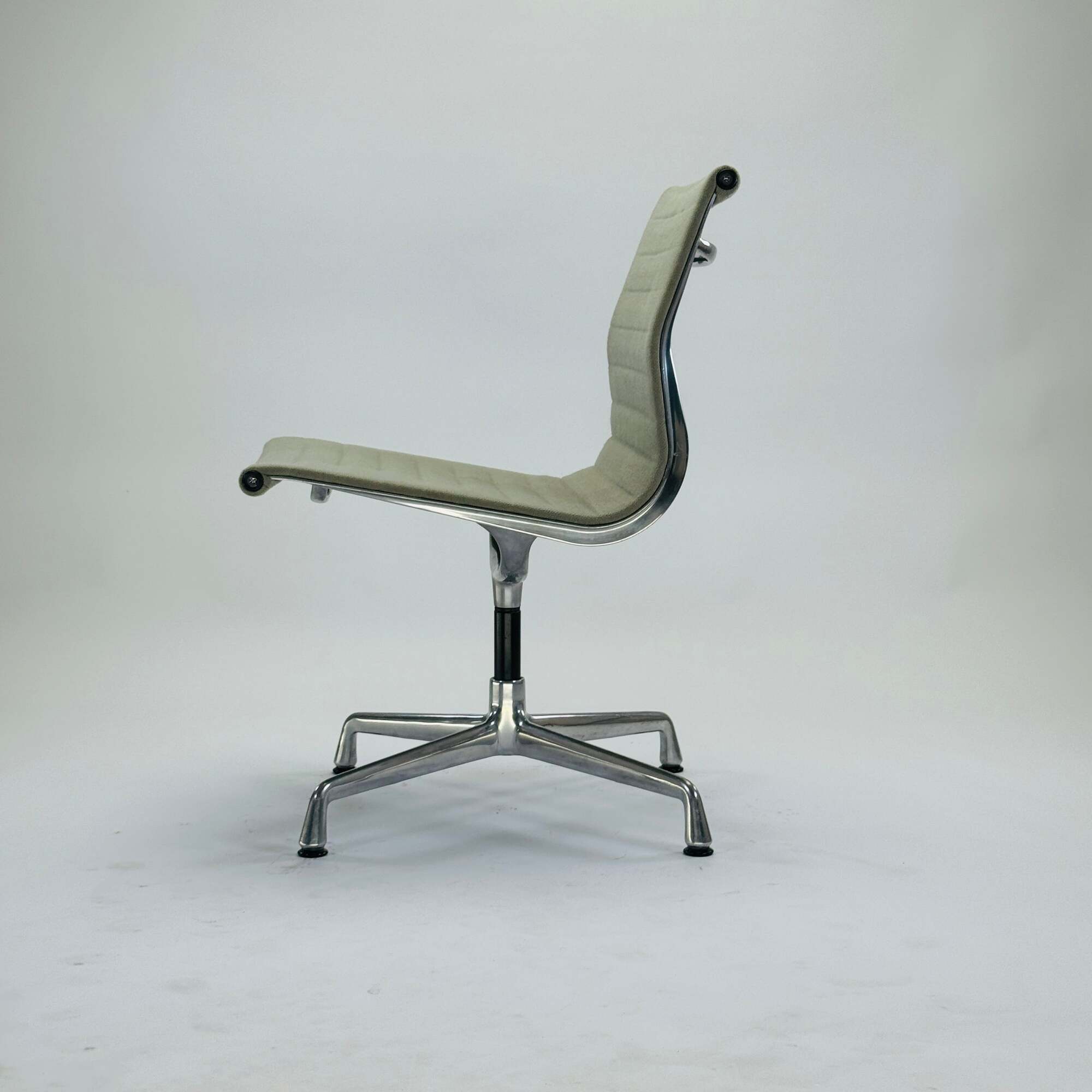 EA 105 Chair Aluminium Hellgrün 3