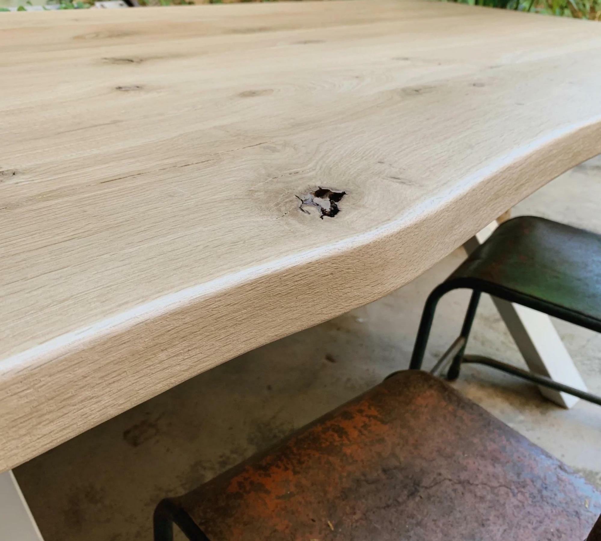 Holz-Esstisch mit weißem x-Förmigem Metallgestell 3