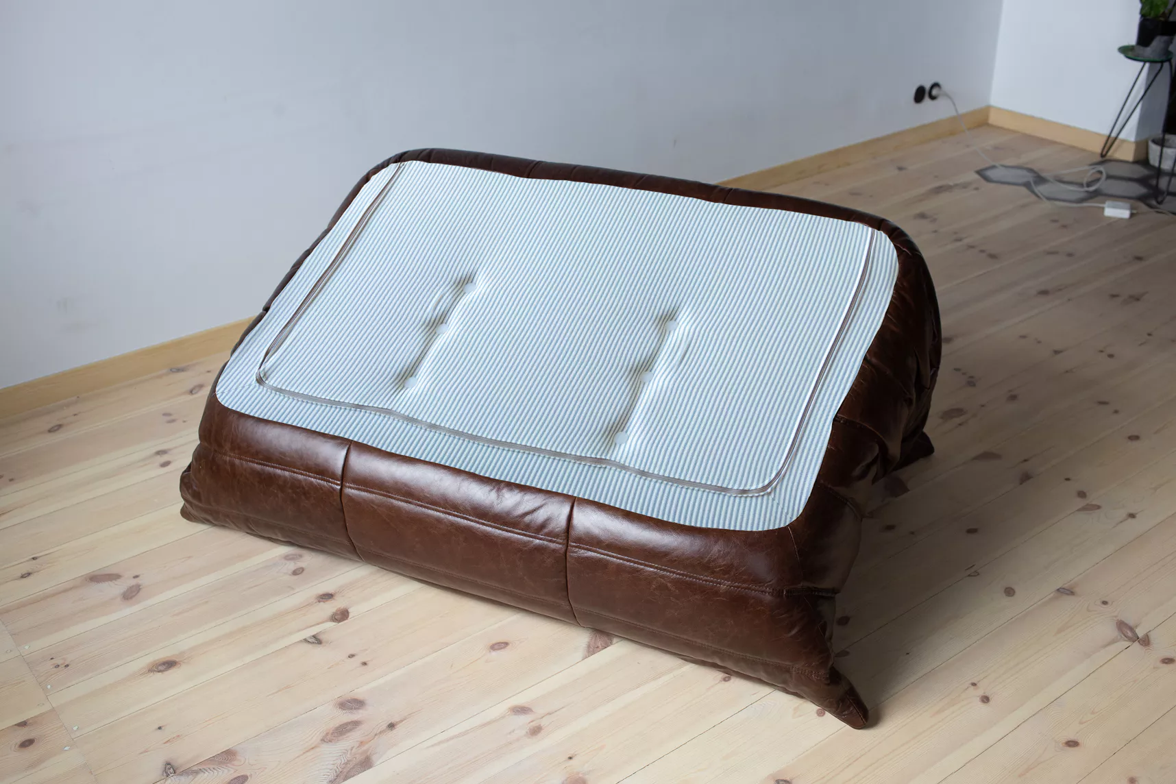 Togo Sofa 2-seater High-gloss leather Dark brown 6