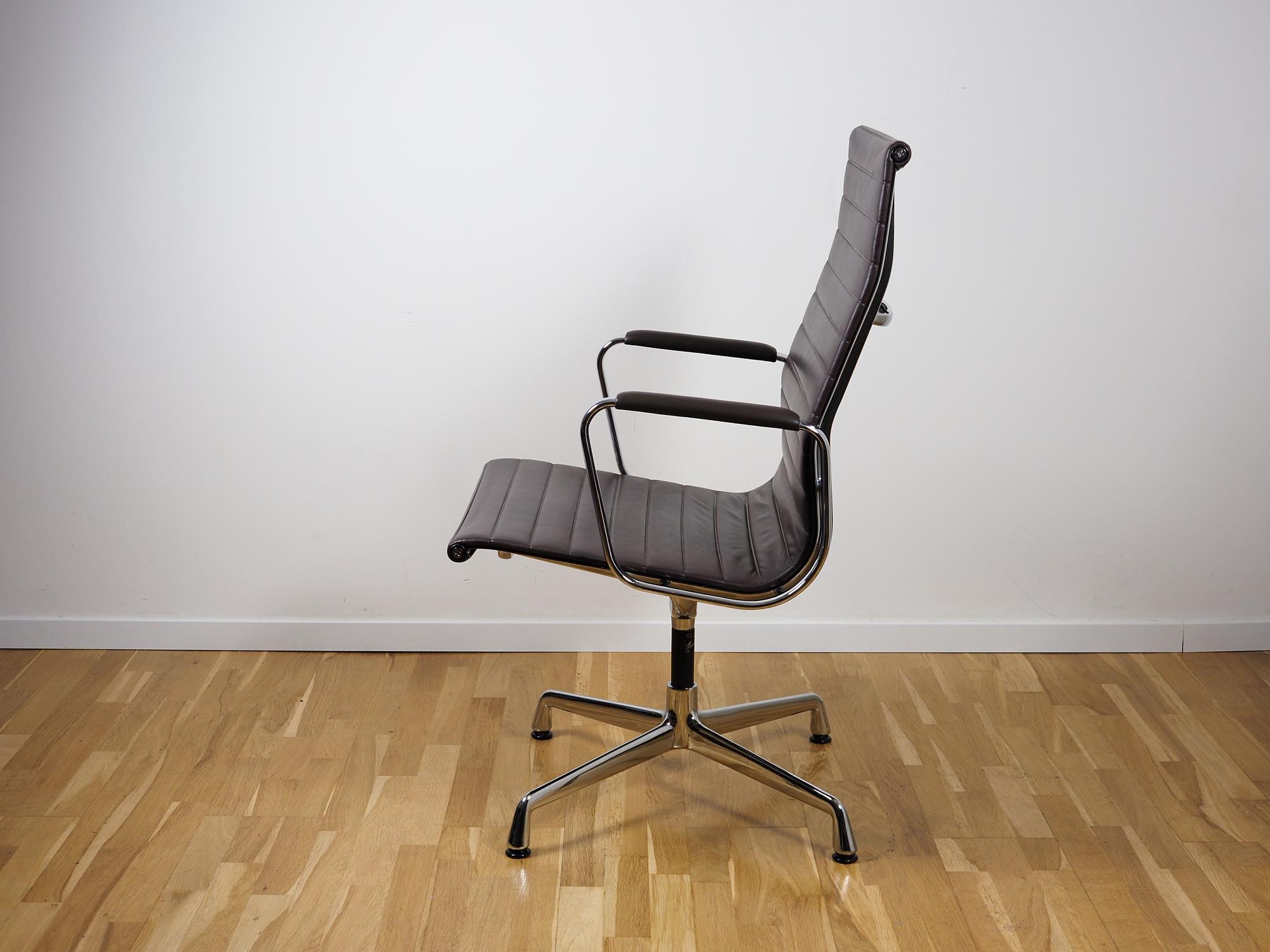 Aluminium Chair EA 112 Drehbar Leder Braun 1