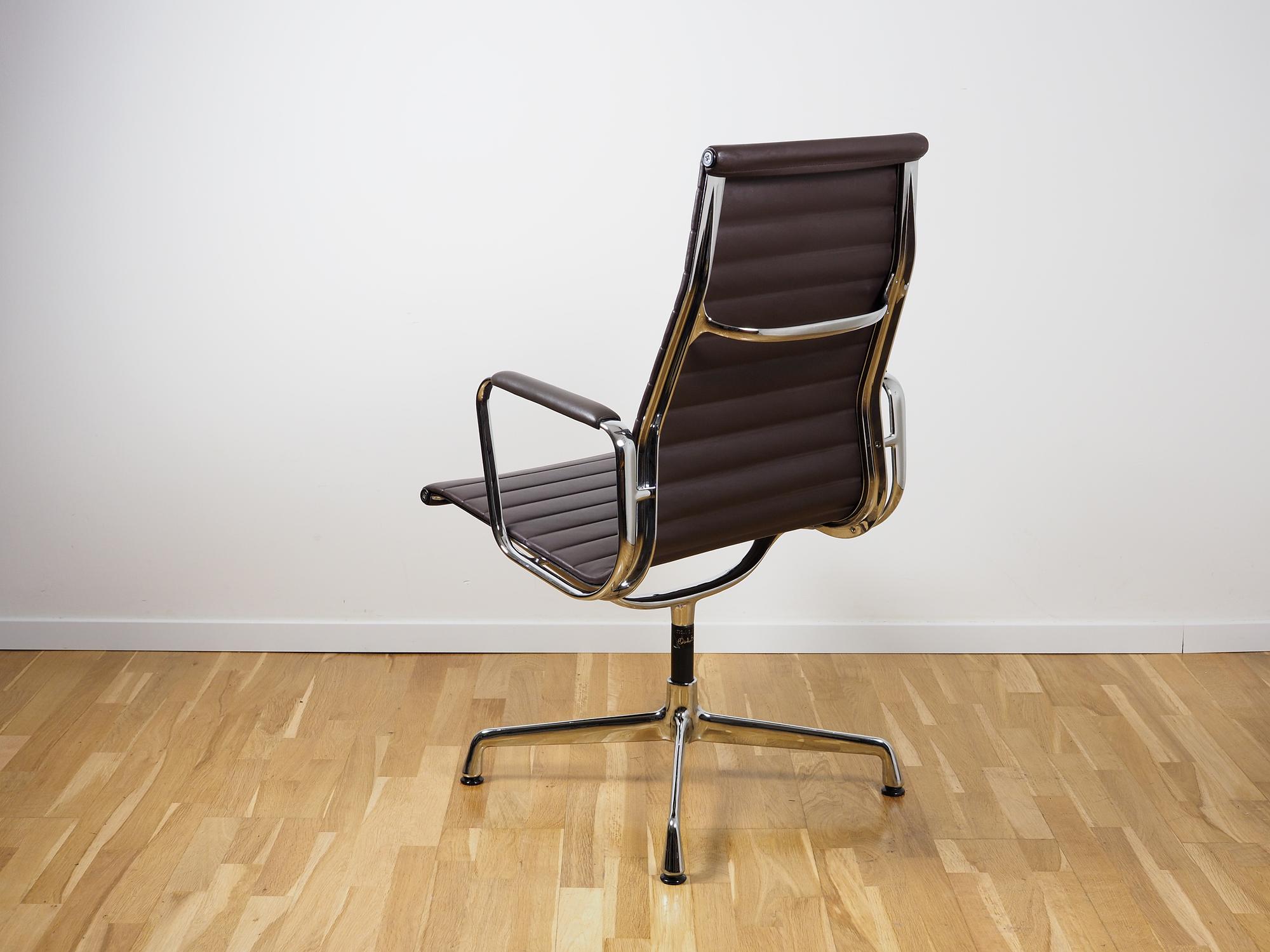 Aluminium Chair EA 112 Drehbar Leder Braun 2