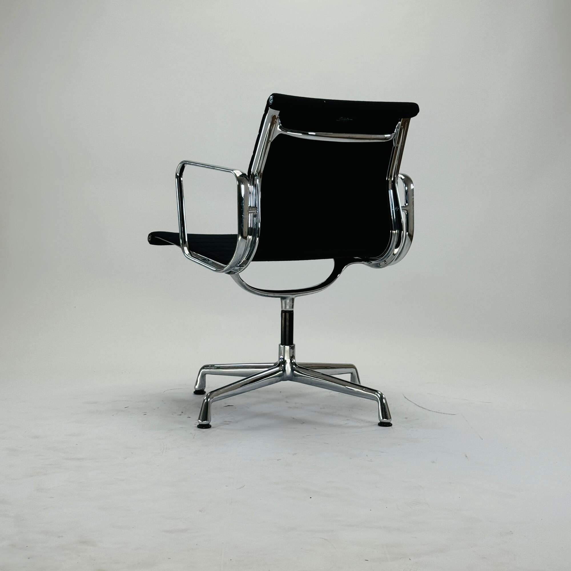 Eames EA 108 Aluminium Chair Schwarz 2