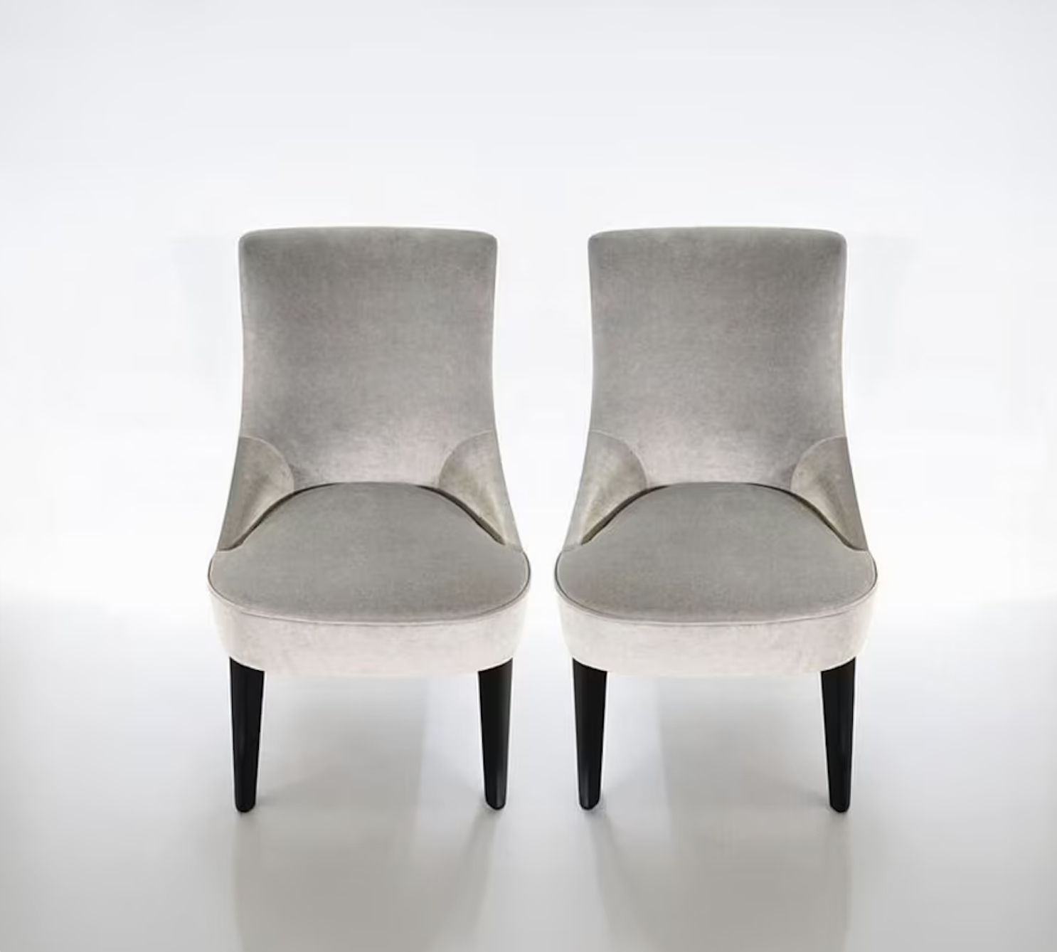 2 Esszimmerstühle aus Holz mit Silbergrauer Samtpolsterung 0