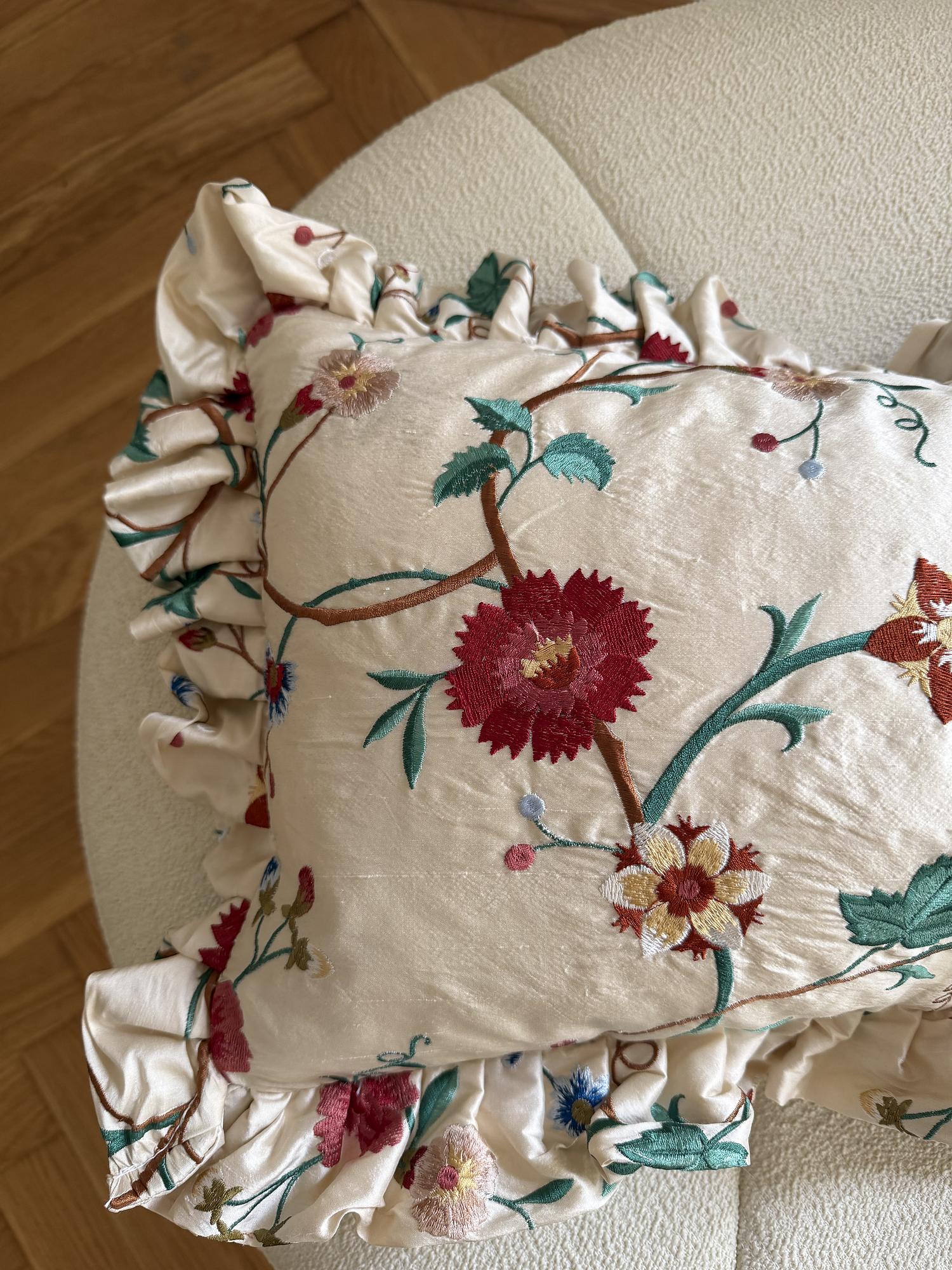 Dekokissen Seide Creme Blumenstickerei 2