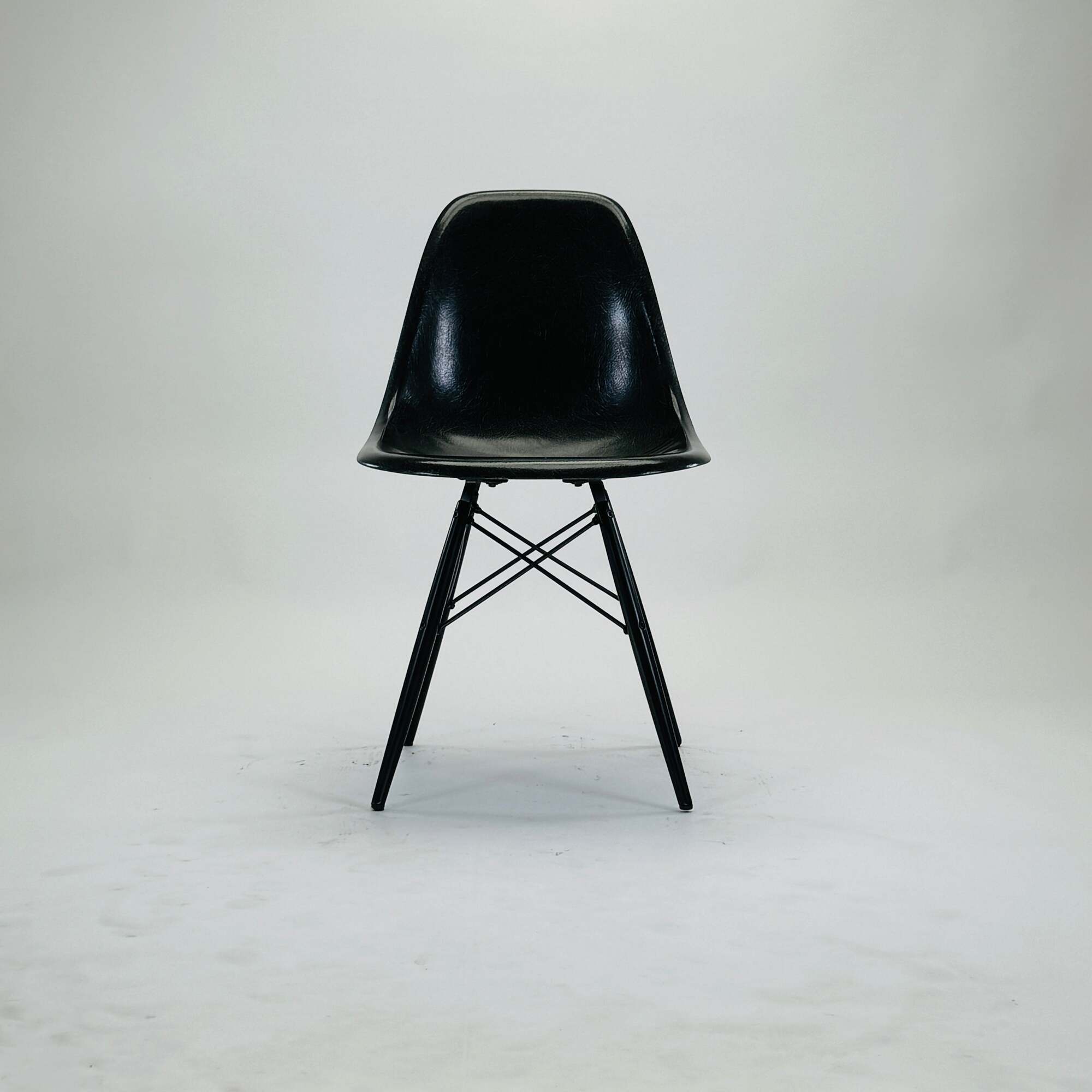 DSW Chair Fiberglas Schwarz 2