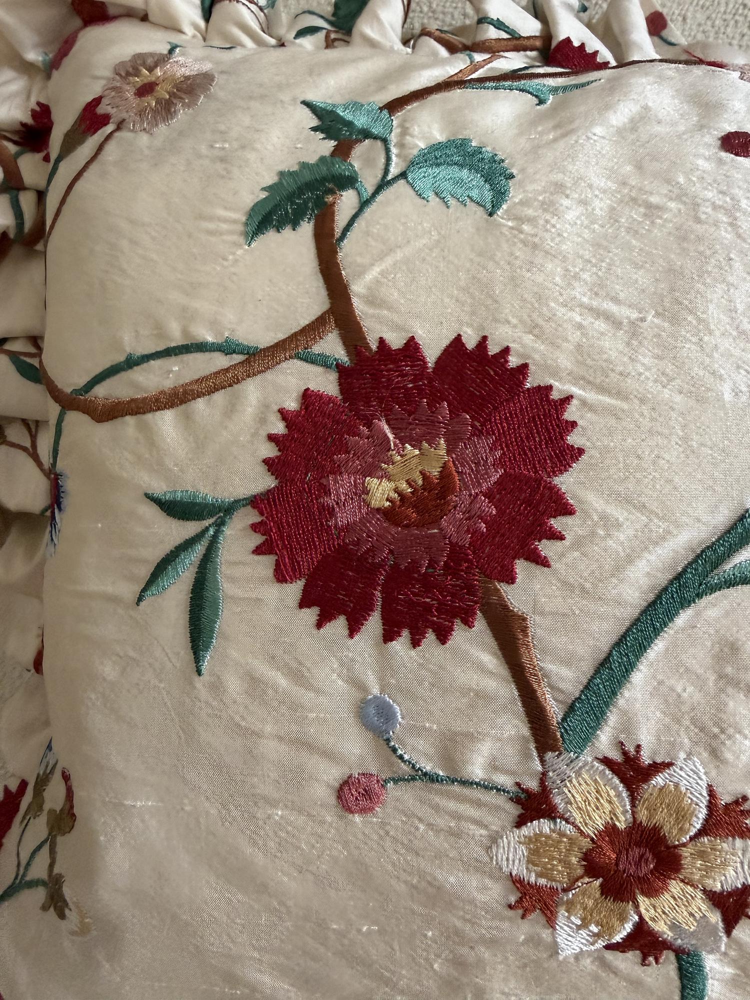 Dekokissen Seide Creme Blumenstickerei 3