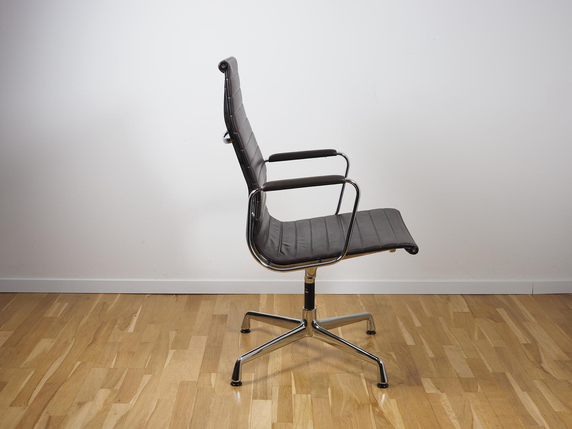 Aluminium Chair EA 112 Drehbar Leder Braun 5