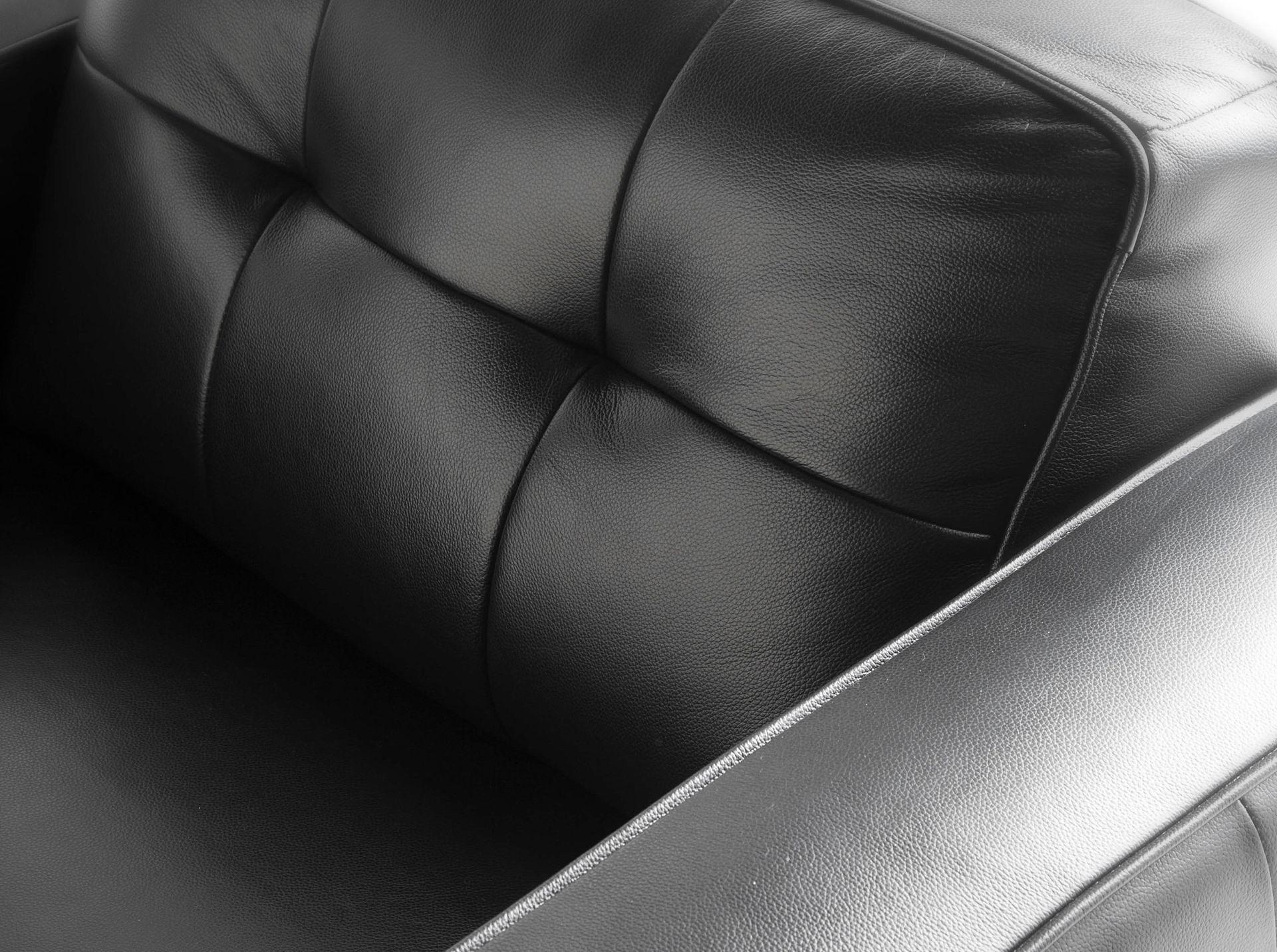 Sessel (Noun)
    Leder (Material)
    Schwarz (Color)

    Italian:
    Poltrona (Noun)
    Chester (Style)
    Pelle (Material)
    Nera (Color)

    This is the standard way.

    One more thing: "Chester" is sometimes used as "Chesterfield".
     4