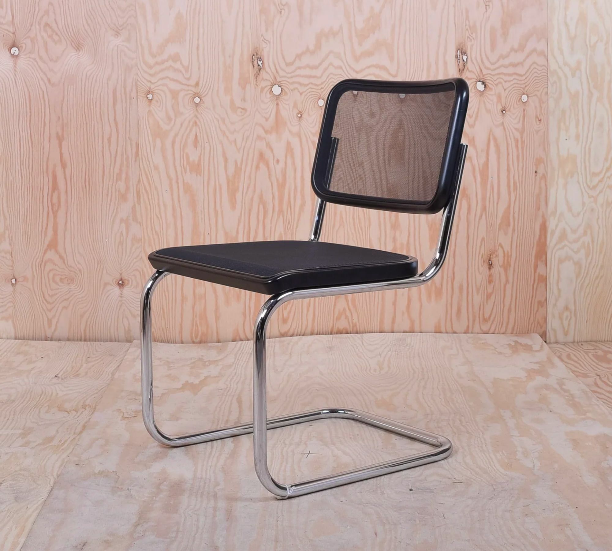 S 32 N Thonet Freischwinger Metall Holz Schwarz 0