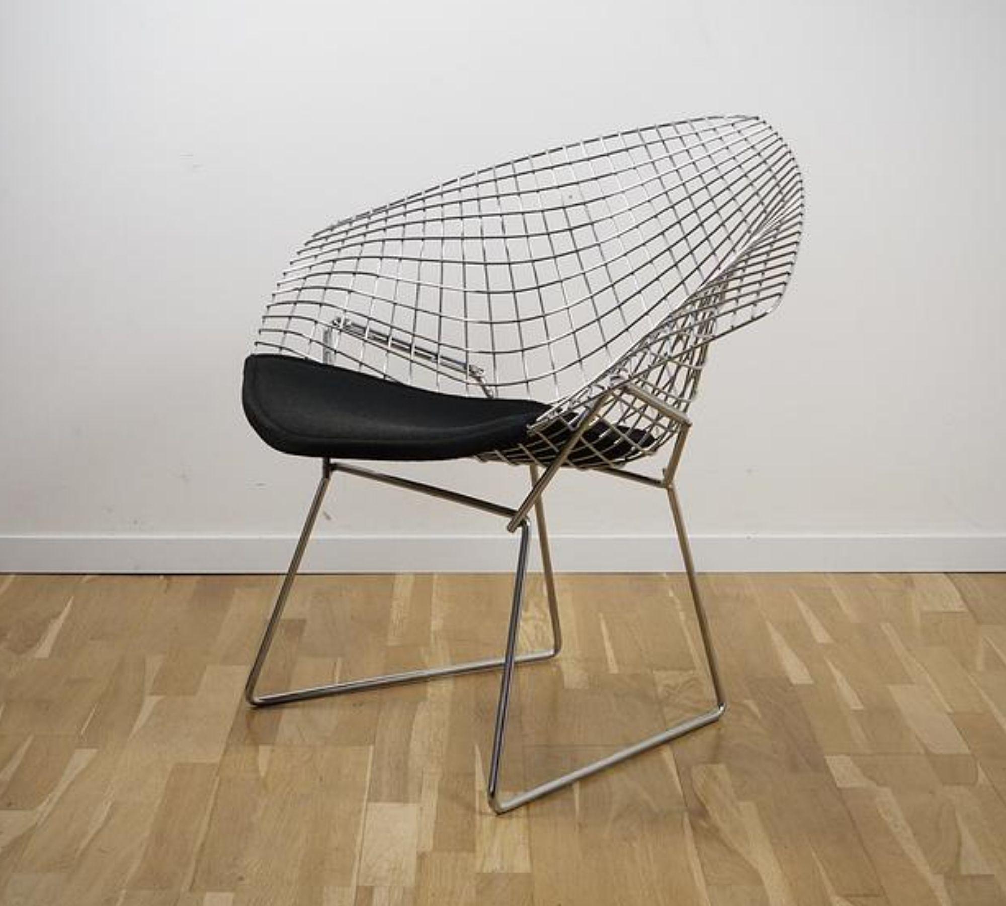 Bertoia Diamond Chair Silver with black cushion 0