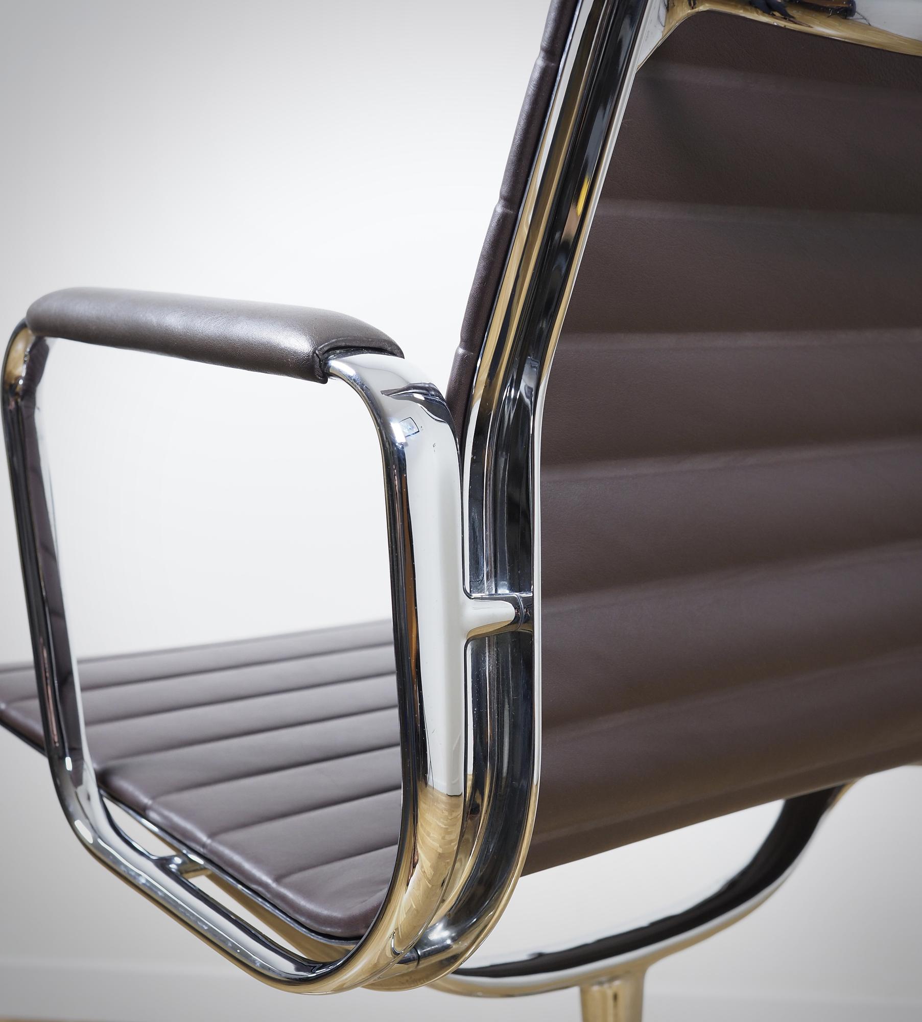 Aluminium Chair EA 112 Drehbar Leder Braun 7