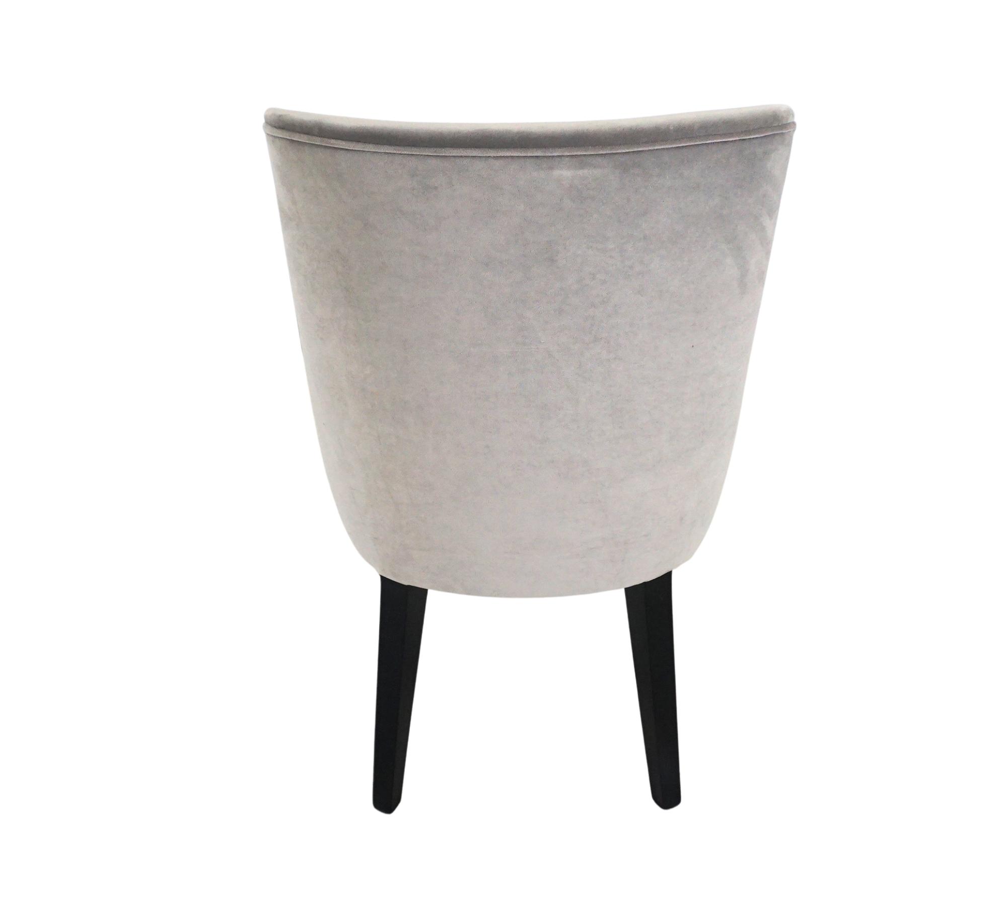 2 Esszimmerstühle aus Holz mit Silbergrauer Samtpolsterung 2