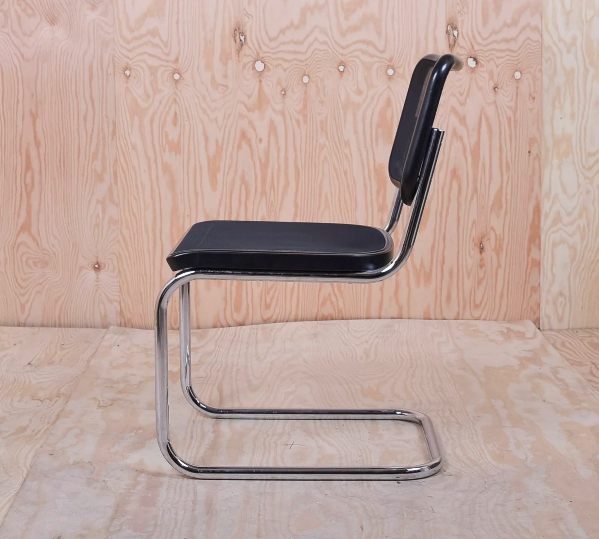S 32 N Thonet Freischwinger Metall Holz Schwarz 1