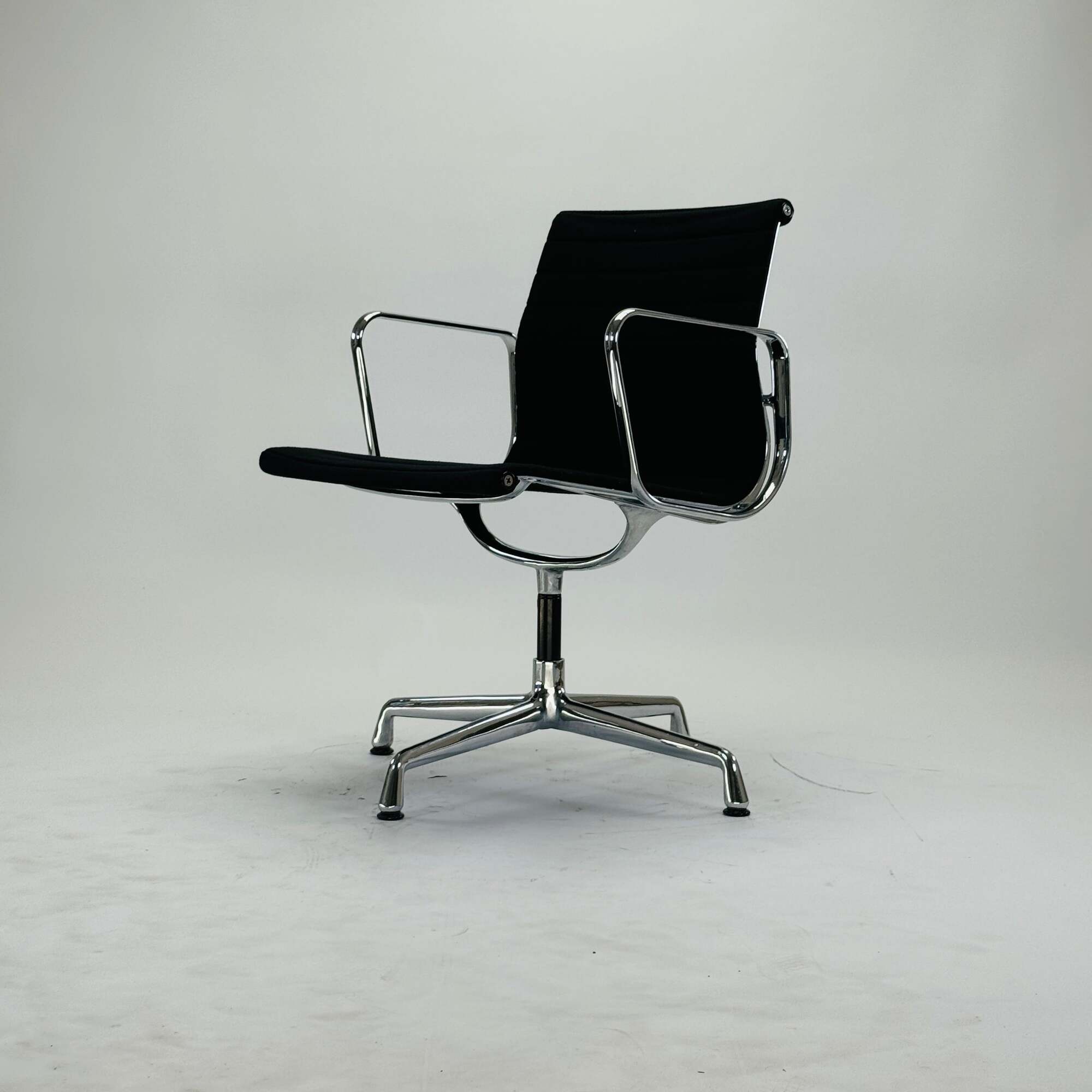 Eames EA 108 Aluminium Chair Schwarz 3