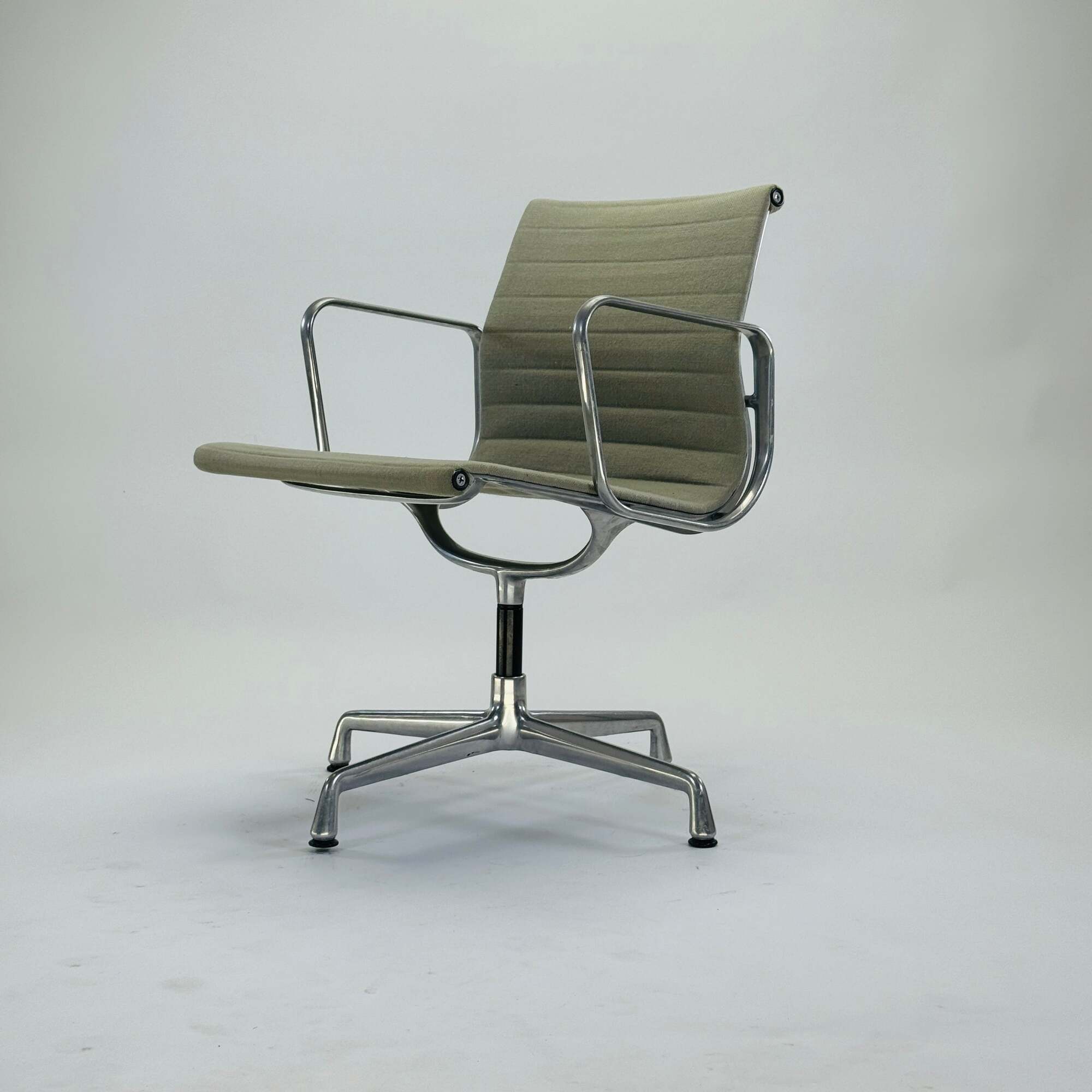 Eames EA 108 Aluminium Chair Hellgrün 0