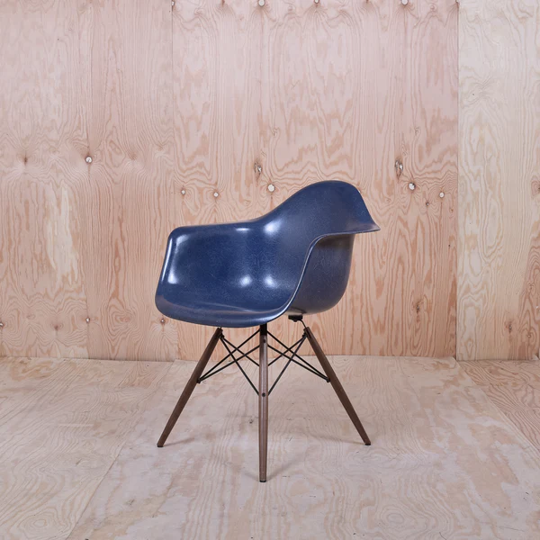 Eames Fiberglass Armchair DAW Holz Blau 0