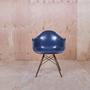 Eames Fiberglass Armchair DAW Holz Blau 1