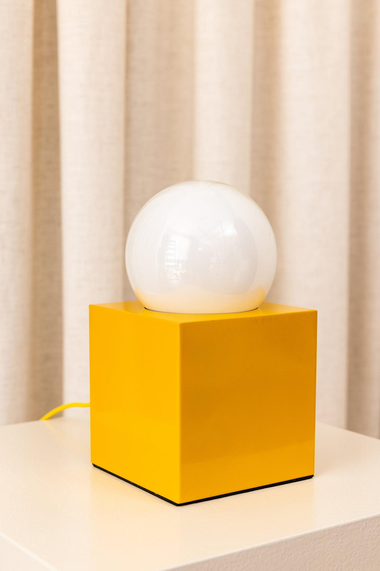 Bob 14 Tischleuchte Gelb mit USB-C Ladestation 4
