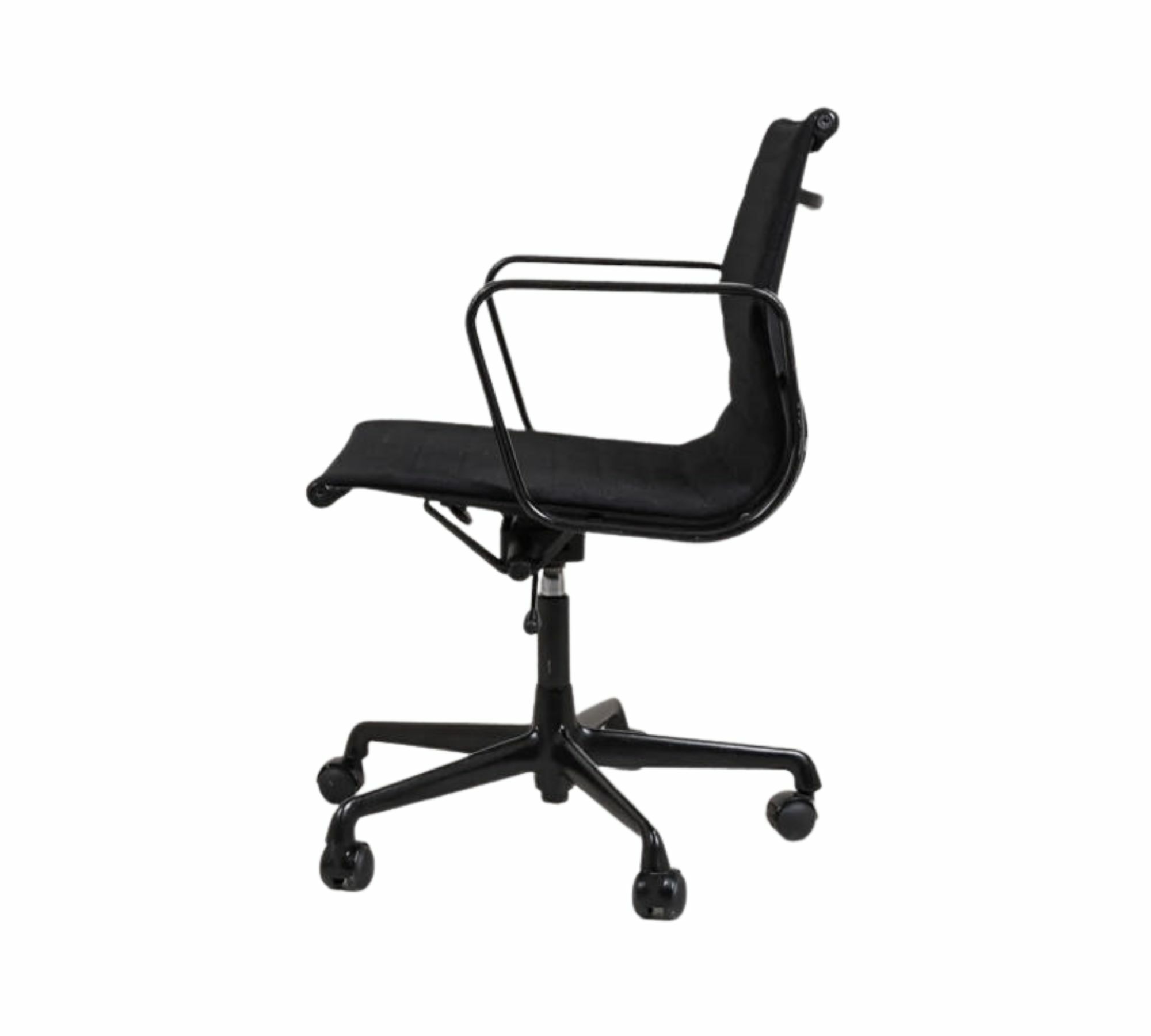 Eames EA 117 Aluminium Chair Schwarz 1