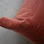 Togo poltrona e pouf set velluto a coste corallo 7